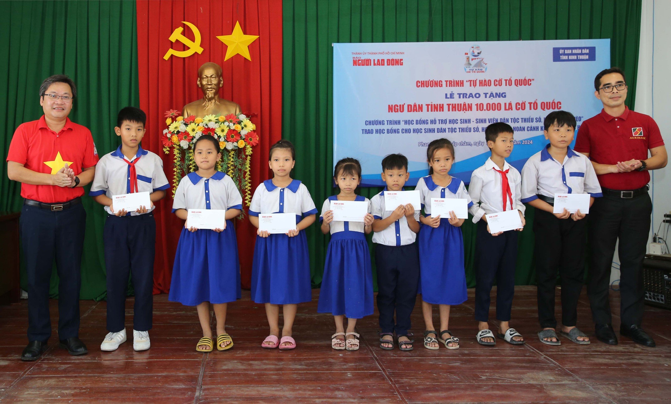 Cờ Tổ quốc đến với ngư dân Ninh Thuận- Ảnh 7.