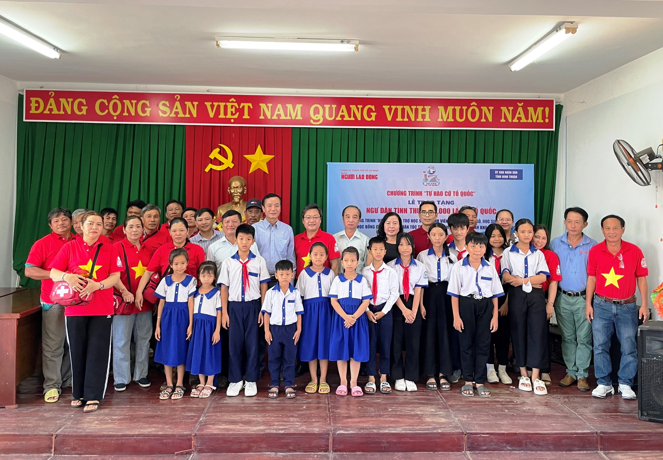 Cờ Tổ quốc đến với ngư dân Ninh Thuận- Ảnh 8.