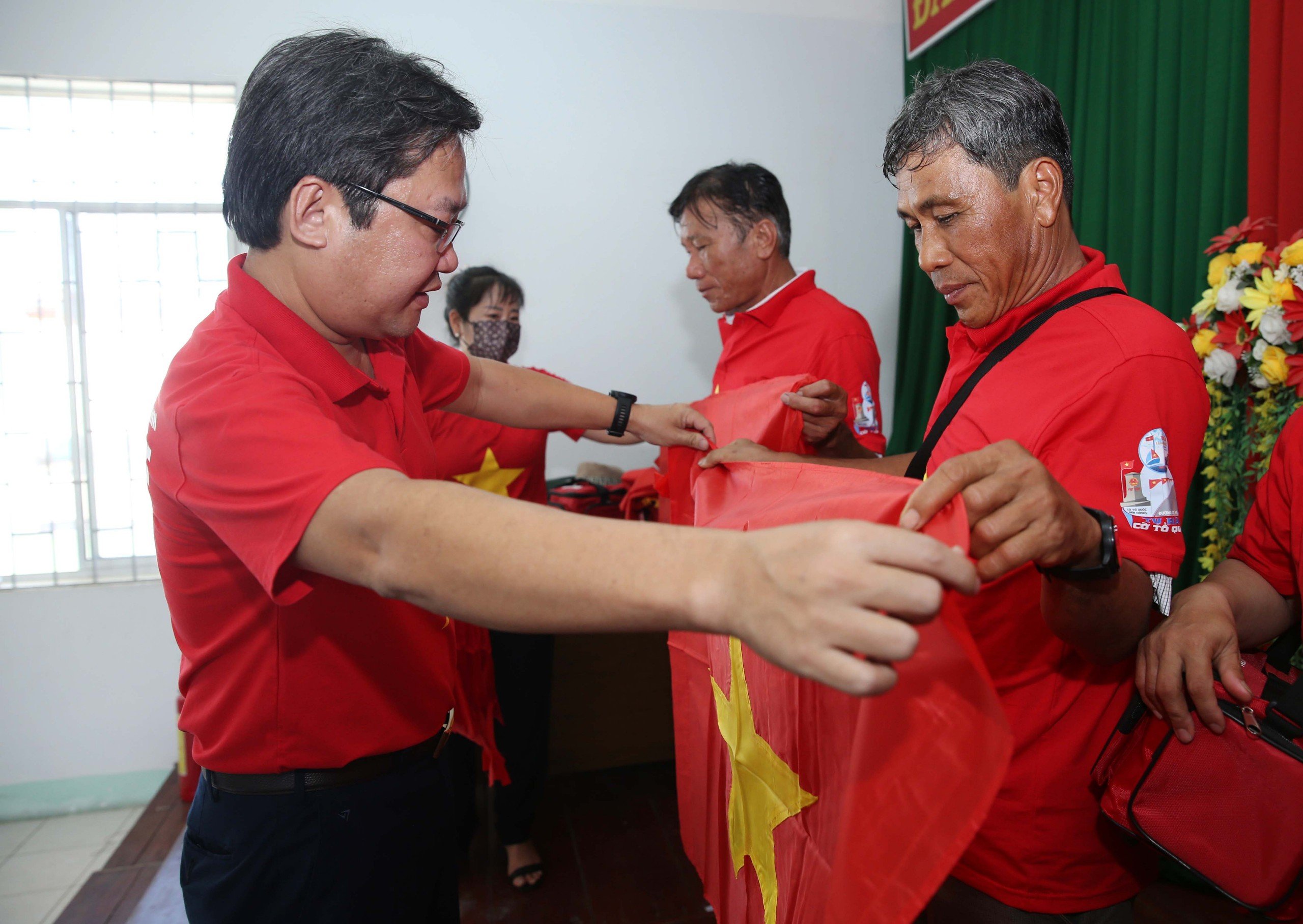 Cờ Tổ quốc đến với ngư dân Ninh Thuận- Ảnh 1.