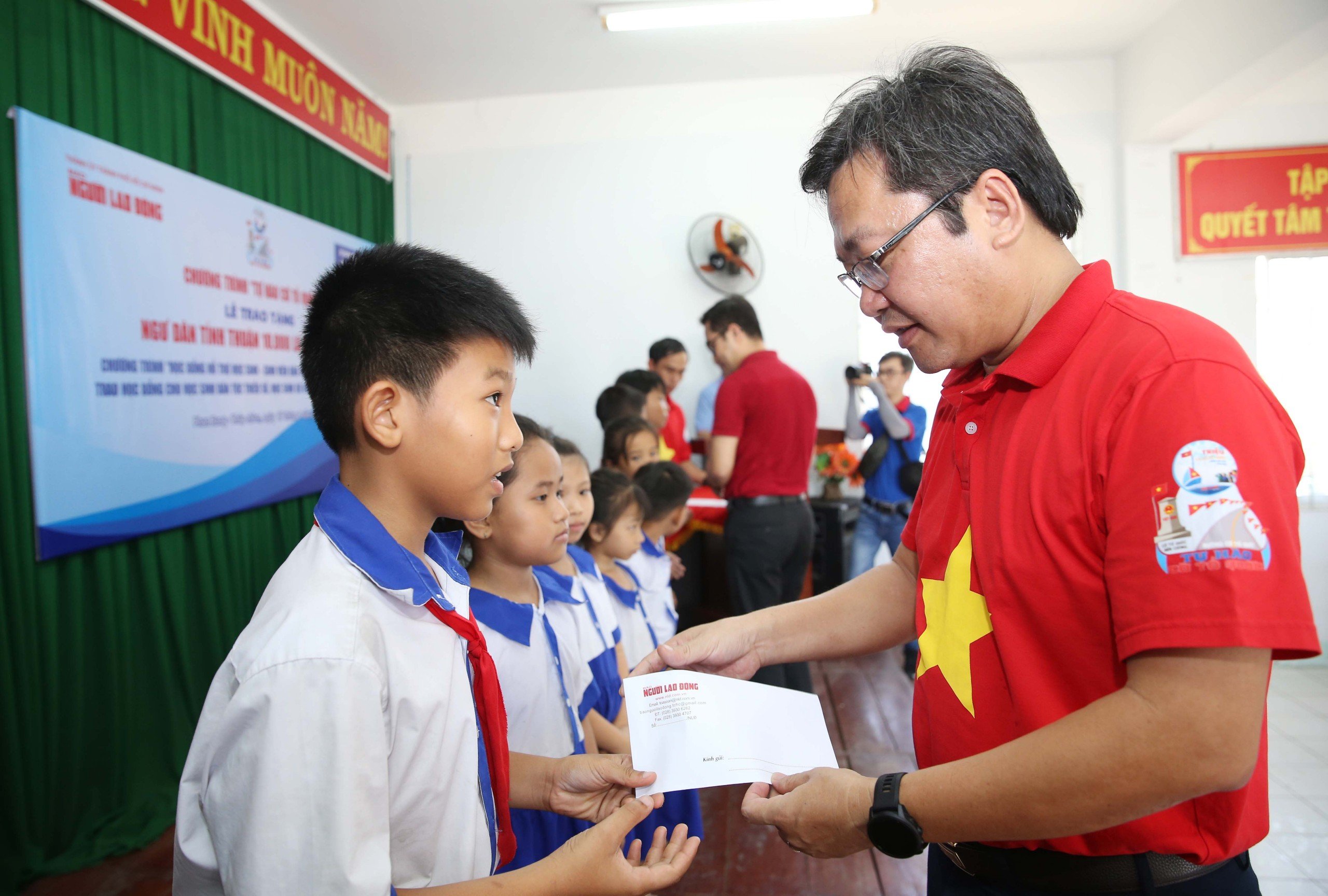 Cờ Tổ quốc đến với ngư dân Ninh Thuận- Ảnh 6.