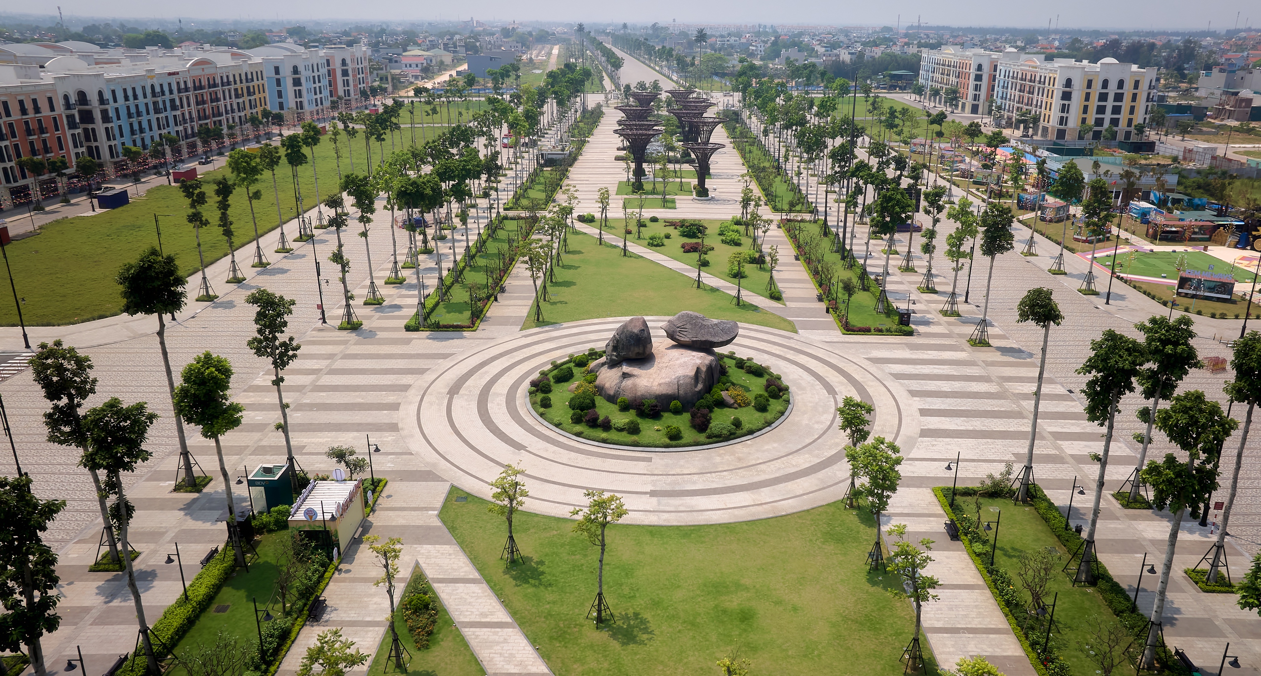 Cận cảnh "trận địa" ph&aacute;o hoa chuẩn bị khai hỏa ở Sầm Sơn- Ảnh 2.