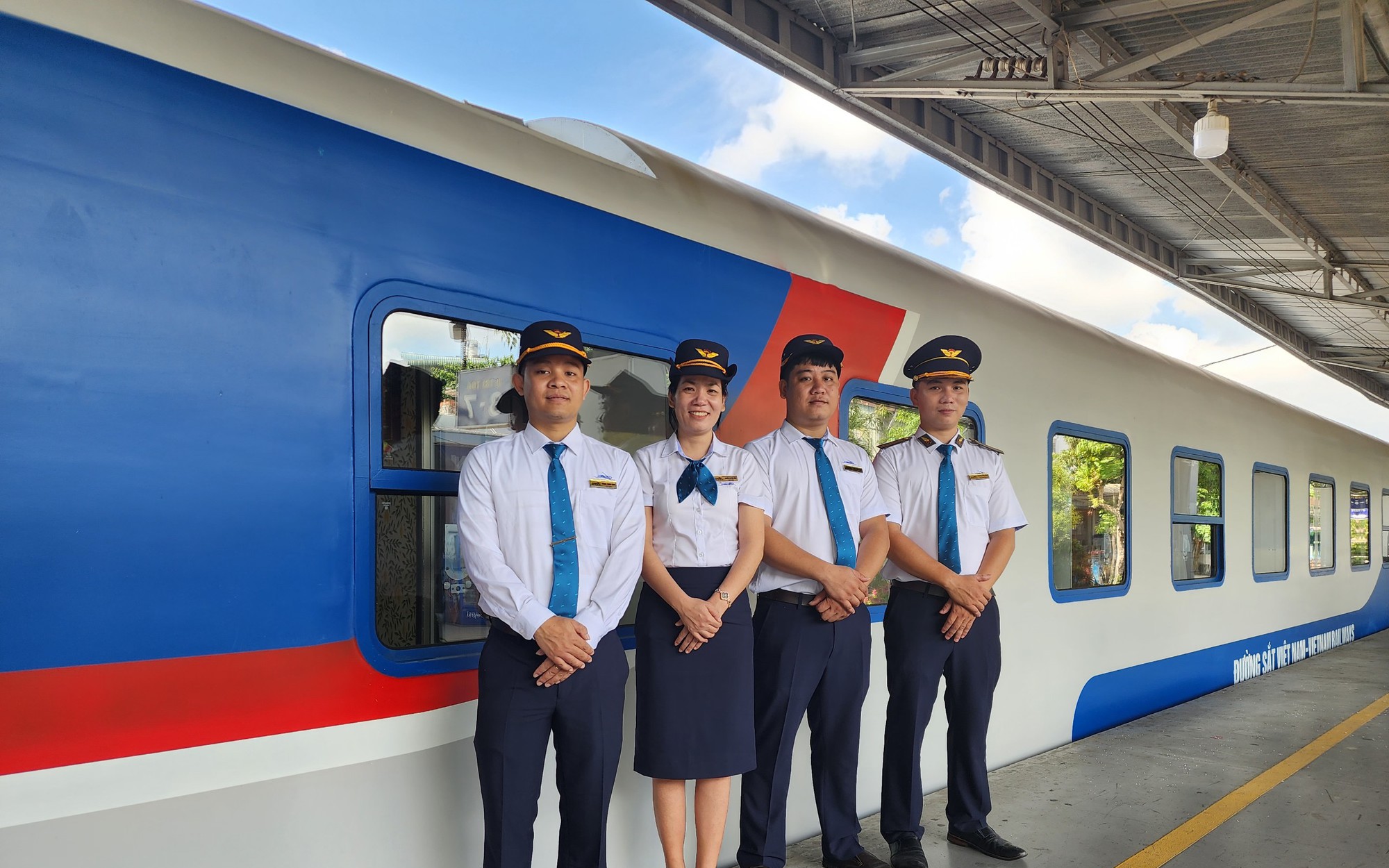 Lễ này, hành khách đi Sài Gòn - Đà Nẵng bằng tàu hỏa chất lượng cao