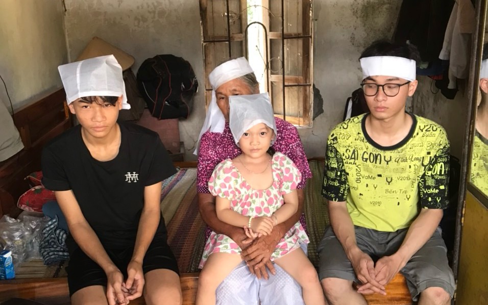 Cha mất, 3 đứa trẻ có nguy cơ nghỉ học