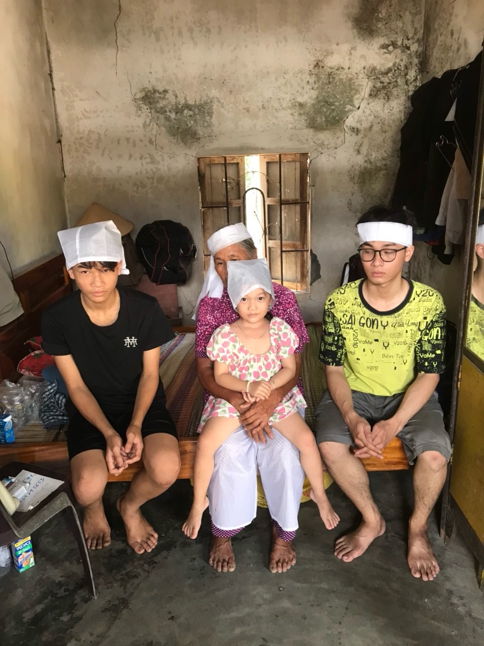 Cha mất, 3 đứa trẻ c&oacute; nguy cơ nghỉ học- Ảnh 1.