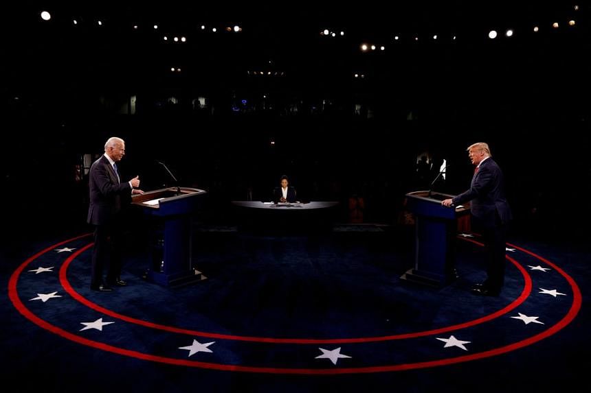 &Ocirc;ng Joe Biden (tr&aacute;i) tranh luận với &ocirc;ng Donald Trump trong m&ugrave;a bầu cử Mỹ 2020. Ảnh: Reuters