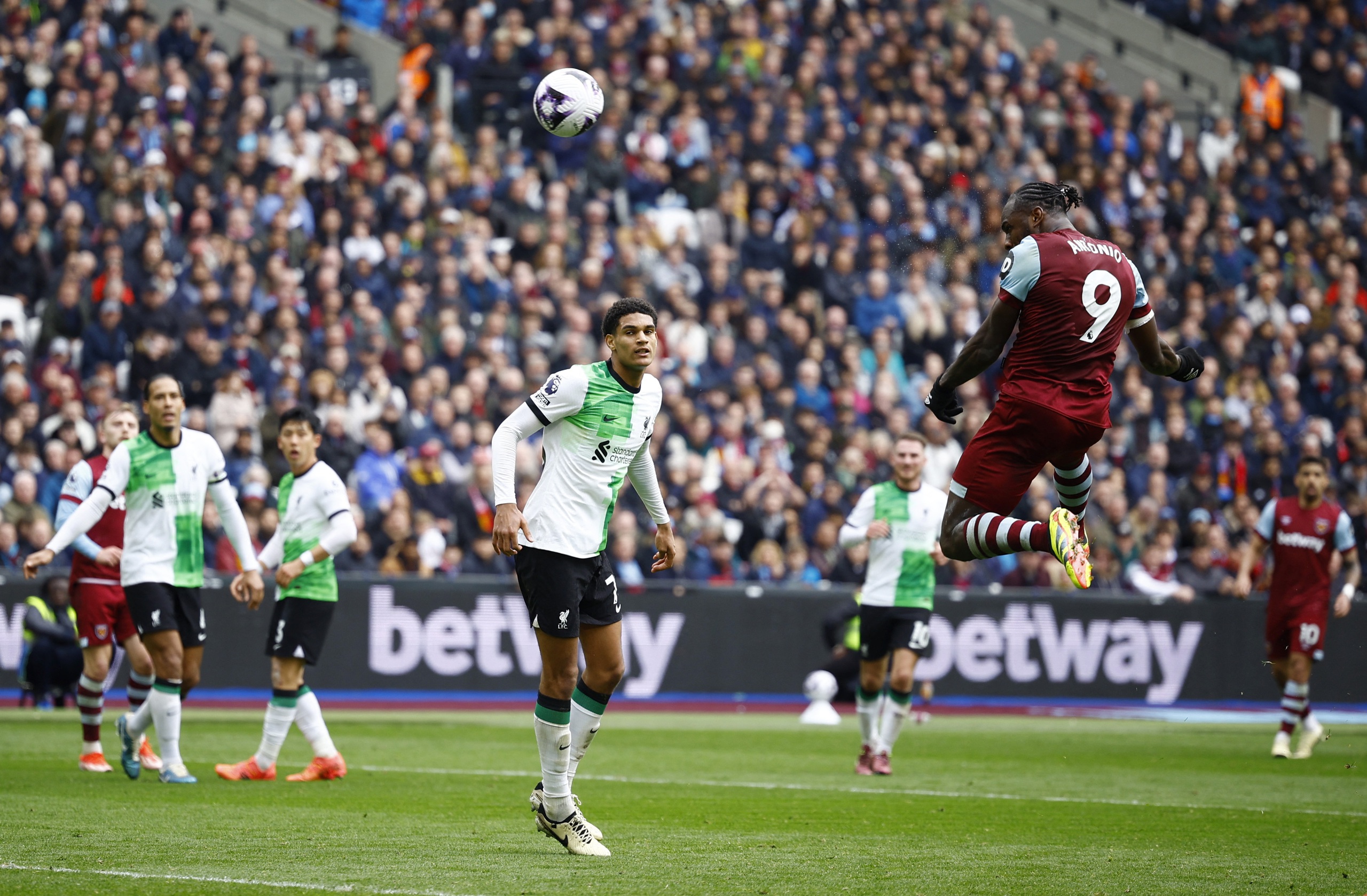 C&ocirc;ng l&agrave;m thủ ph&aacute;, Man United hết hy vọng đua Top 4 Ngoại hạng- Ảnh 8.