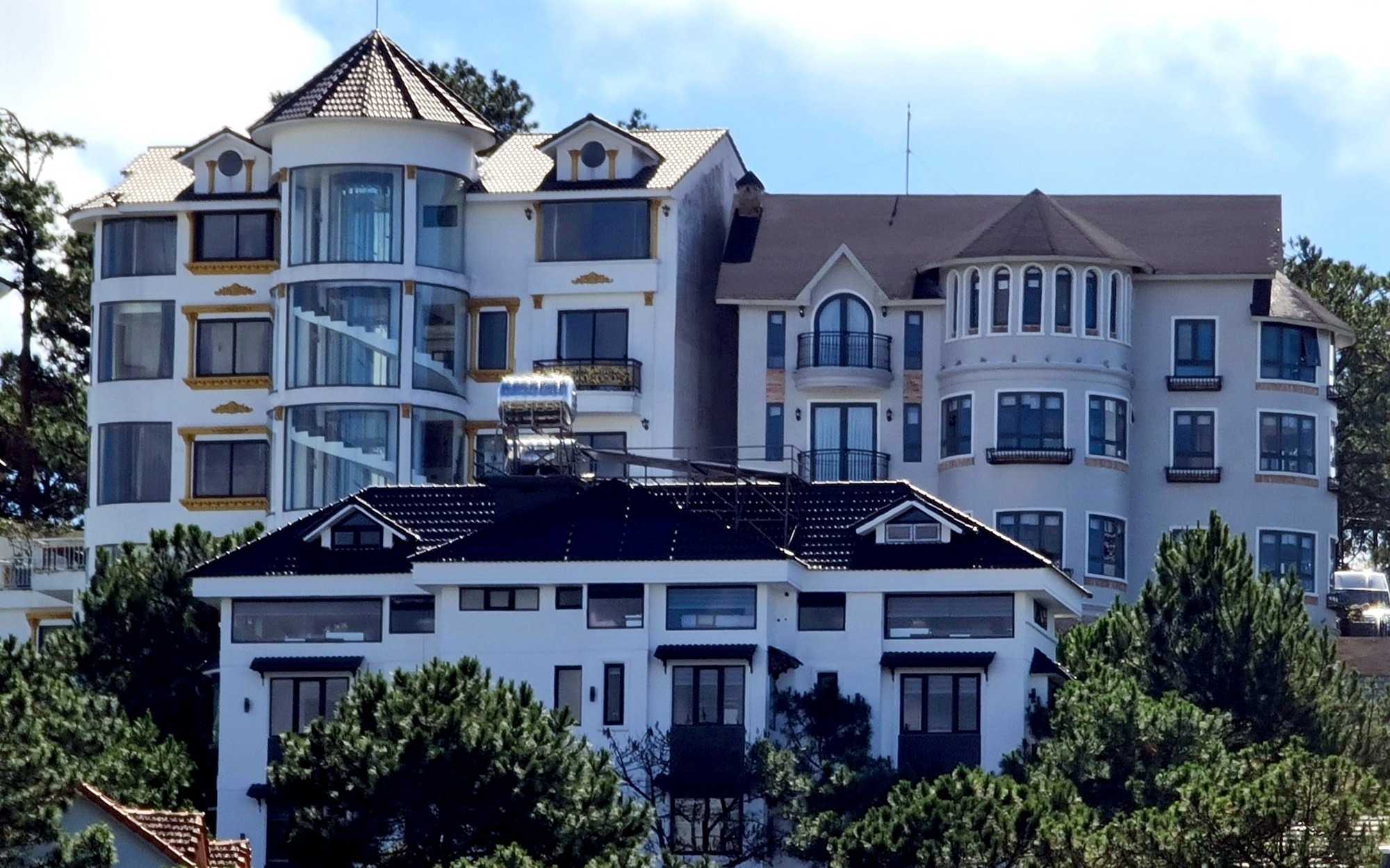 Lâm Đồng: Chuyển mục đích không phép gần 1,5 ha đất rừng tại khu du lịch Nam Hồ