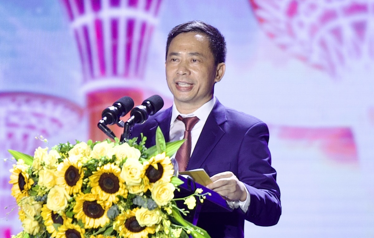 Hàng vạn du khách đổ về quảng trường biển lớn nhất Thanh Hóa- Ảnh 3.