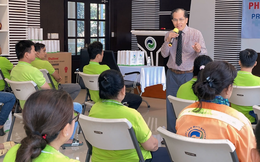 Công nhân VWS được tập huấn về chăm sóc sức khỏe vào mùa nắng nóng