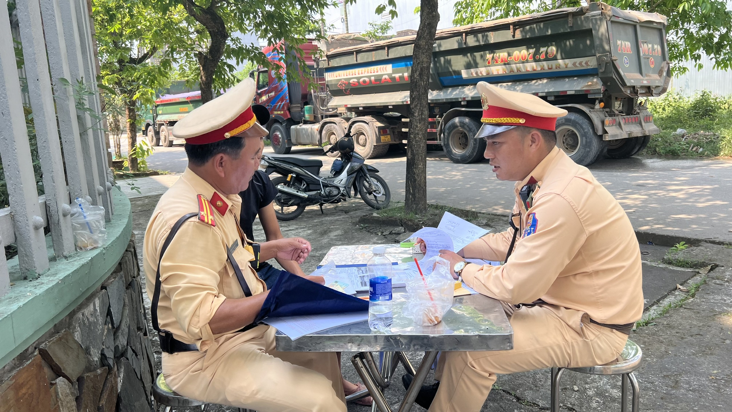 CSGT Thừa Thiên - Huế: "Không có ngoại lệ" trong việc xử lý xe chở quá tải - Ảnh 3.