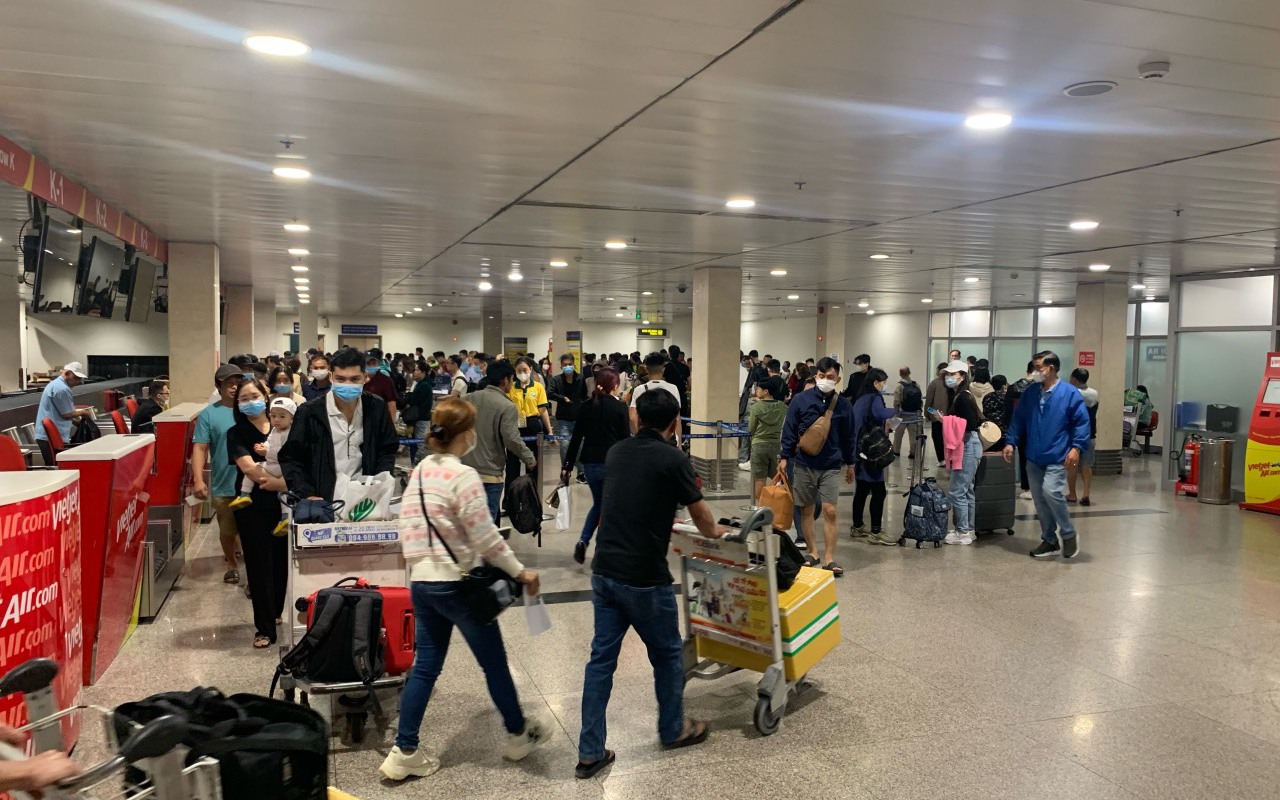 Nhiều người đổi lịch trình nghỉ lễ vì giá vé máy bay cao