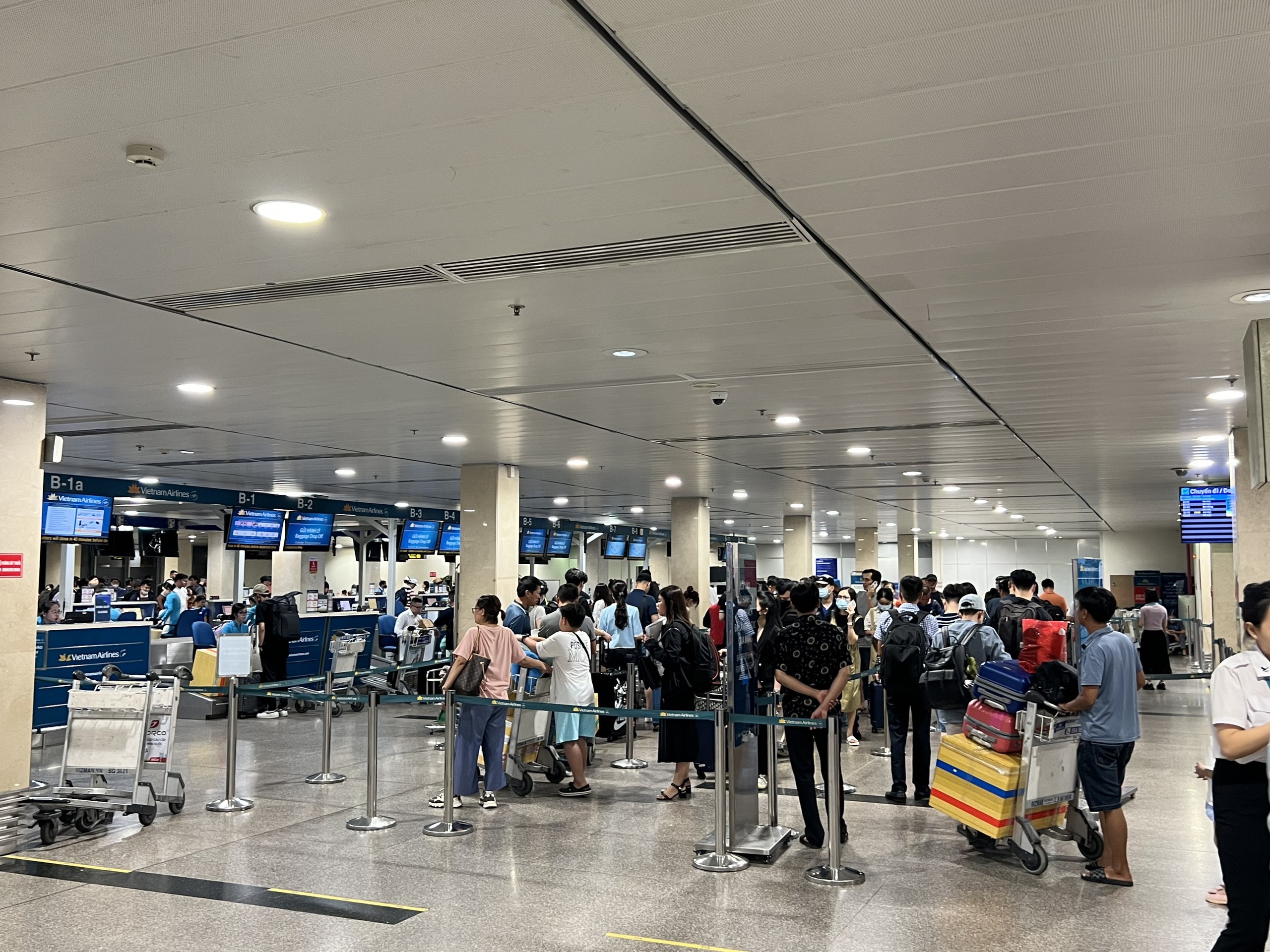 Khung cảnh lạ ở sân bay Tân Sơn Nhất trong ngày đầu nghỉ lễ 30-4, 1-5- Ảnh 1.