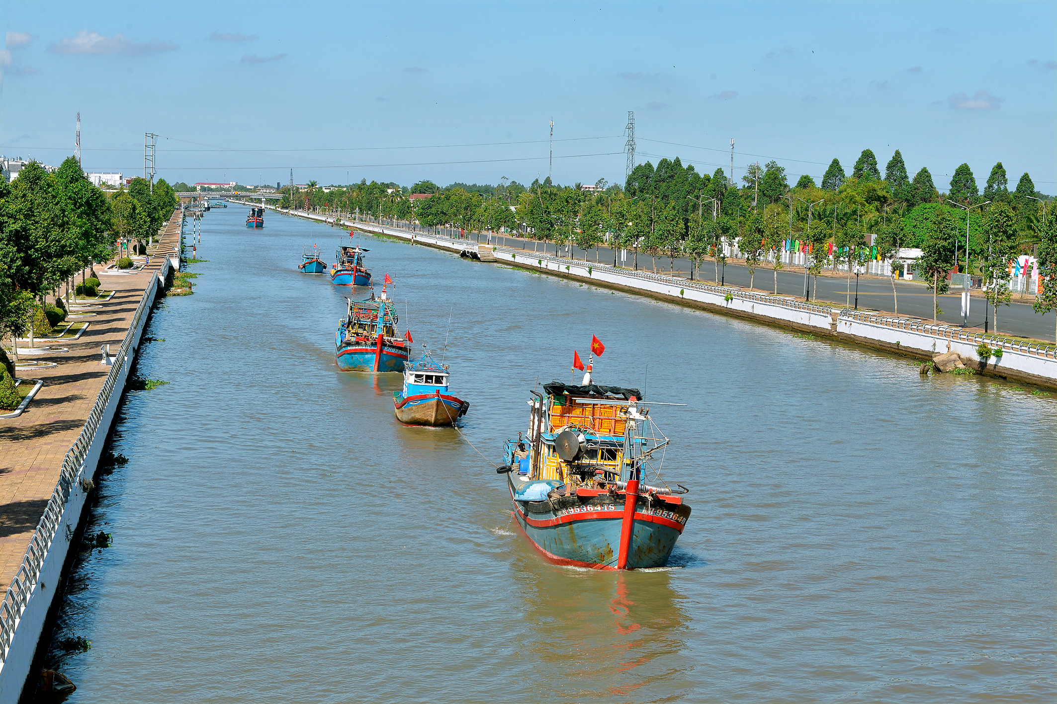 Tàu cá vào đất liền mừng lễ 30.4 Ảnh: NGUYỄN ĐOÀN KẾT