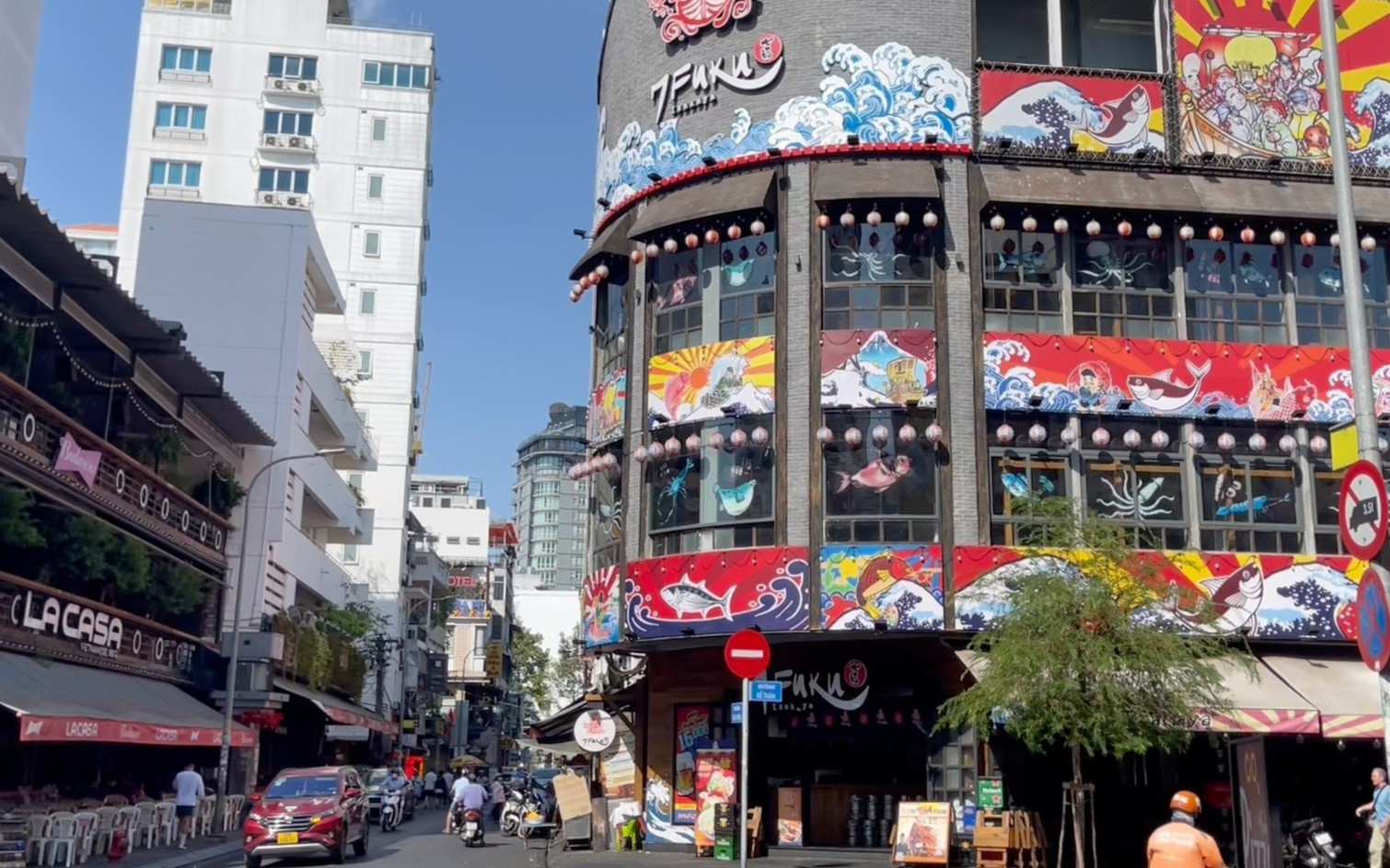 Tràn lan biển hiệu bằng tiếng nước ngoài tại TP HCM