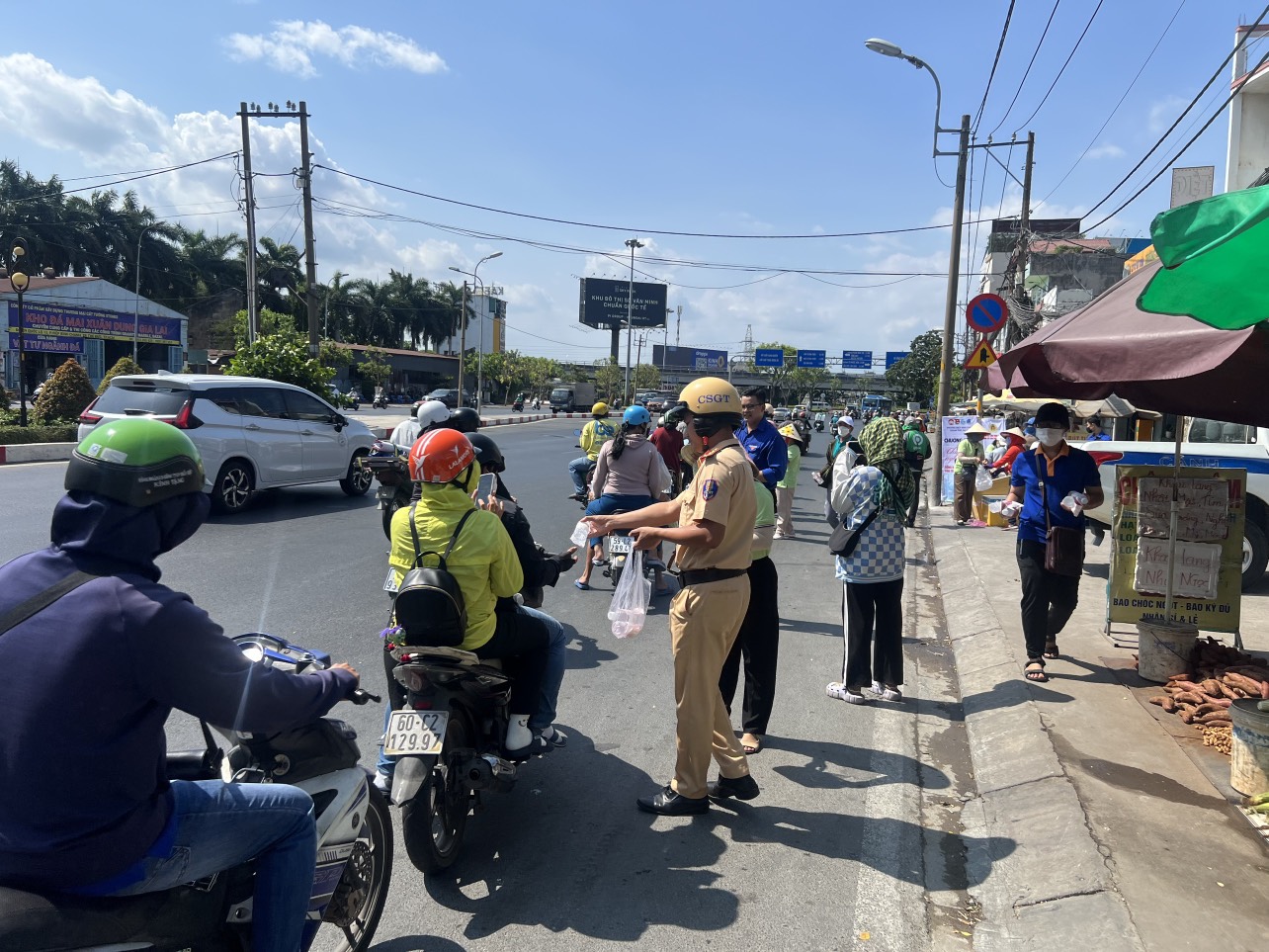 CSGT đội nắng tặng nước suối, khăn lạnh cho người đi đường trong ng&agrave;y nghỉ lễ- Ảnh 2.