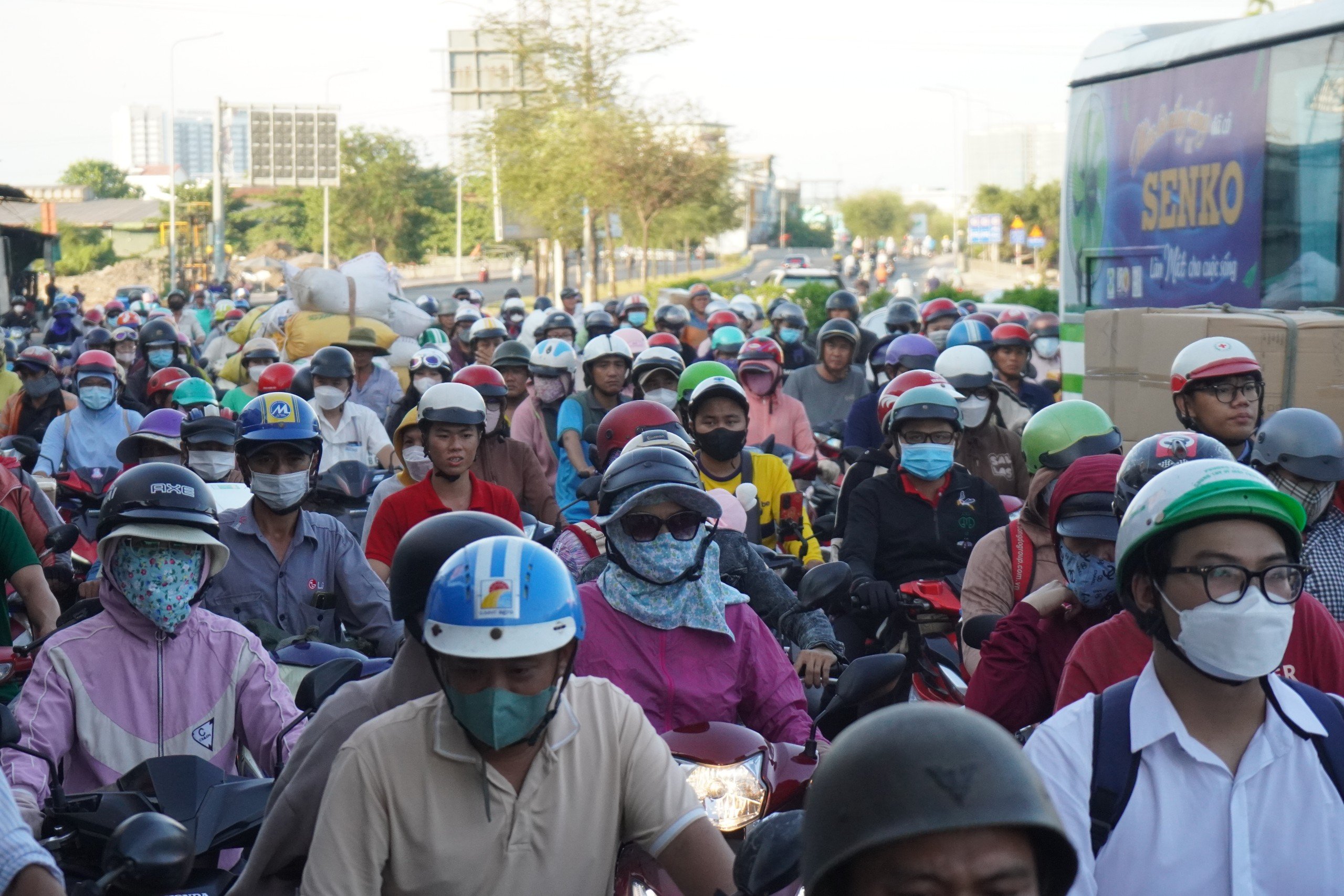 Ngày đầu kỳ nghỉ lễ 30-4 và 1-5: Giao thông nhiều nơi ở cửa ngõ TP HCM ùn ứ- Ảnh 6.