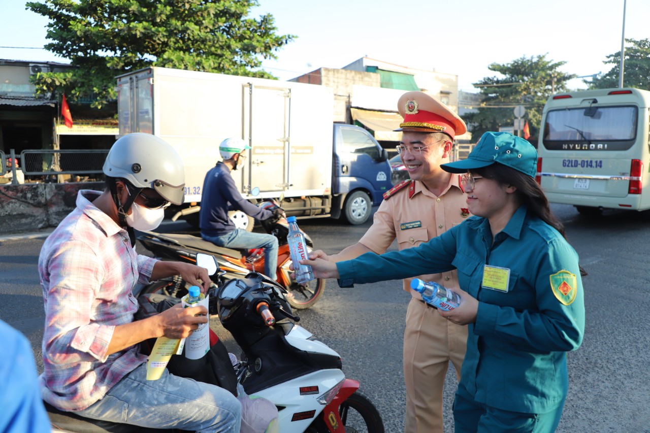 CSGT đội nắng tặng nước suối, khăn lạnh cho người đi đường trong ng&agrave;y nghỉ lễ- Ảnh 5.