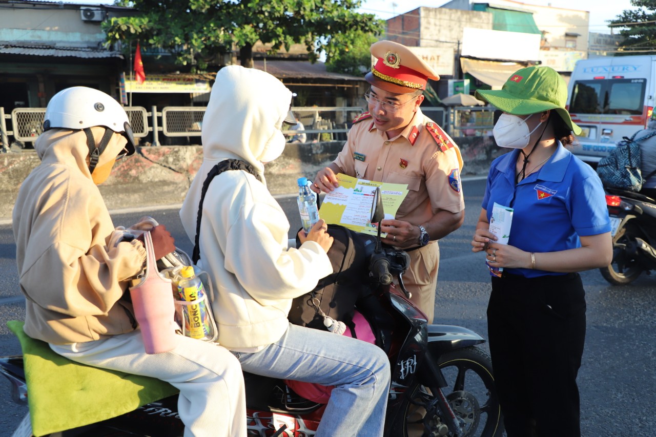 CSGT đội nắng tặng nước suối, khăn lạnh cho người đi đường trong ng&agrave;y nghỉ lễ- Ảnh 3.