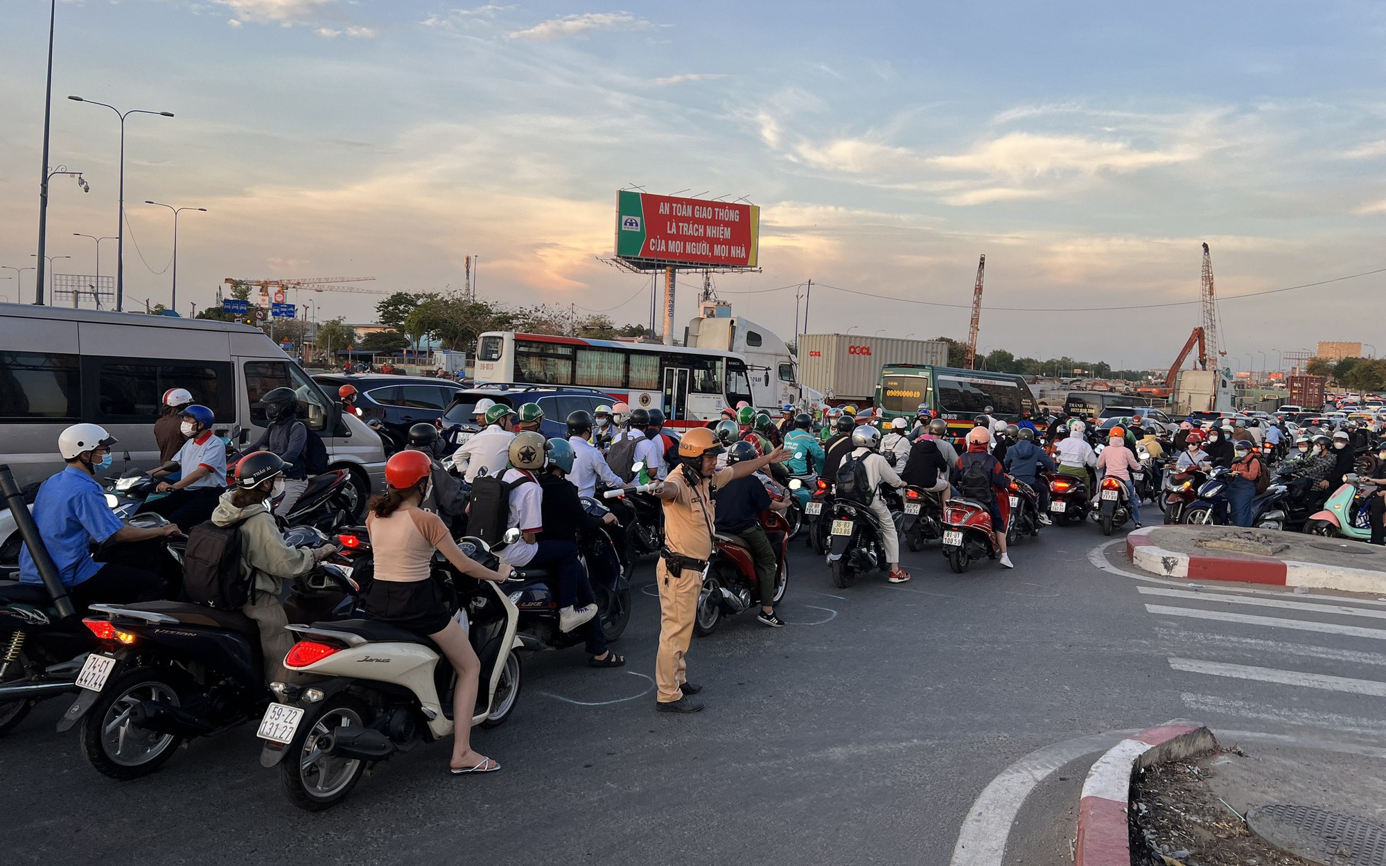 Ng&agrave;y đầu kỳ nghỉ lễ 30-4 v&agrave; 1-5: Giao th&ocirc;ng nhiều nơi ở cửa ng&otilde; TP HCM &ugrave;n ứ