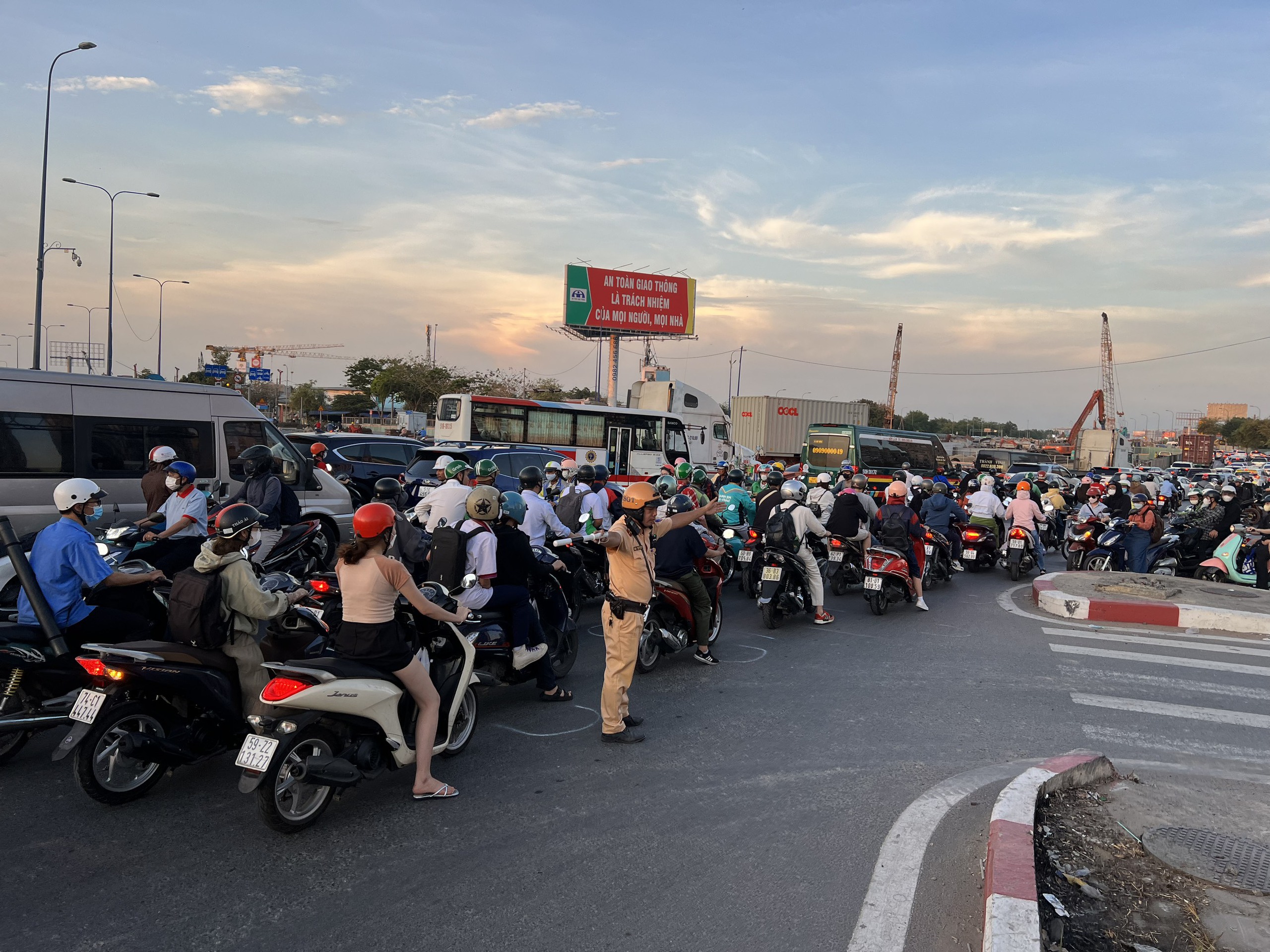 Ngày đầu kỳ nghỉ lễ 30-4 và 1-5: Giao thông nhiều nơi ở cửa ngõ TP HCM ùn ứ- Ảnh 1.