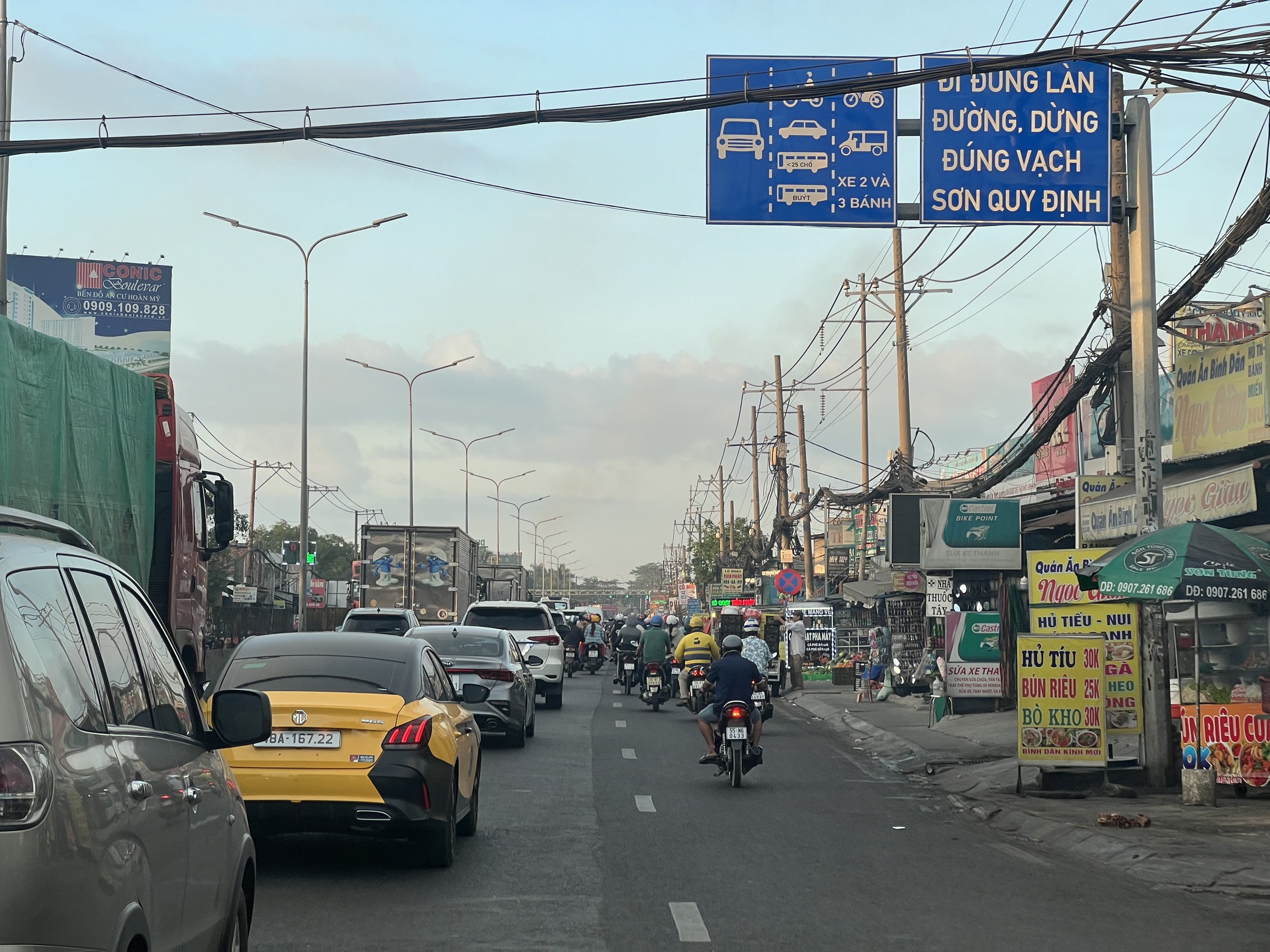 Ngày đầu kỳ nghỉ lễ 30-4 và 1-5: Giao thông nhiều nơi ở cửa ngõ TP HCM ùn ứ- Ảnh 3.