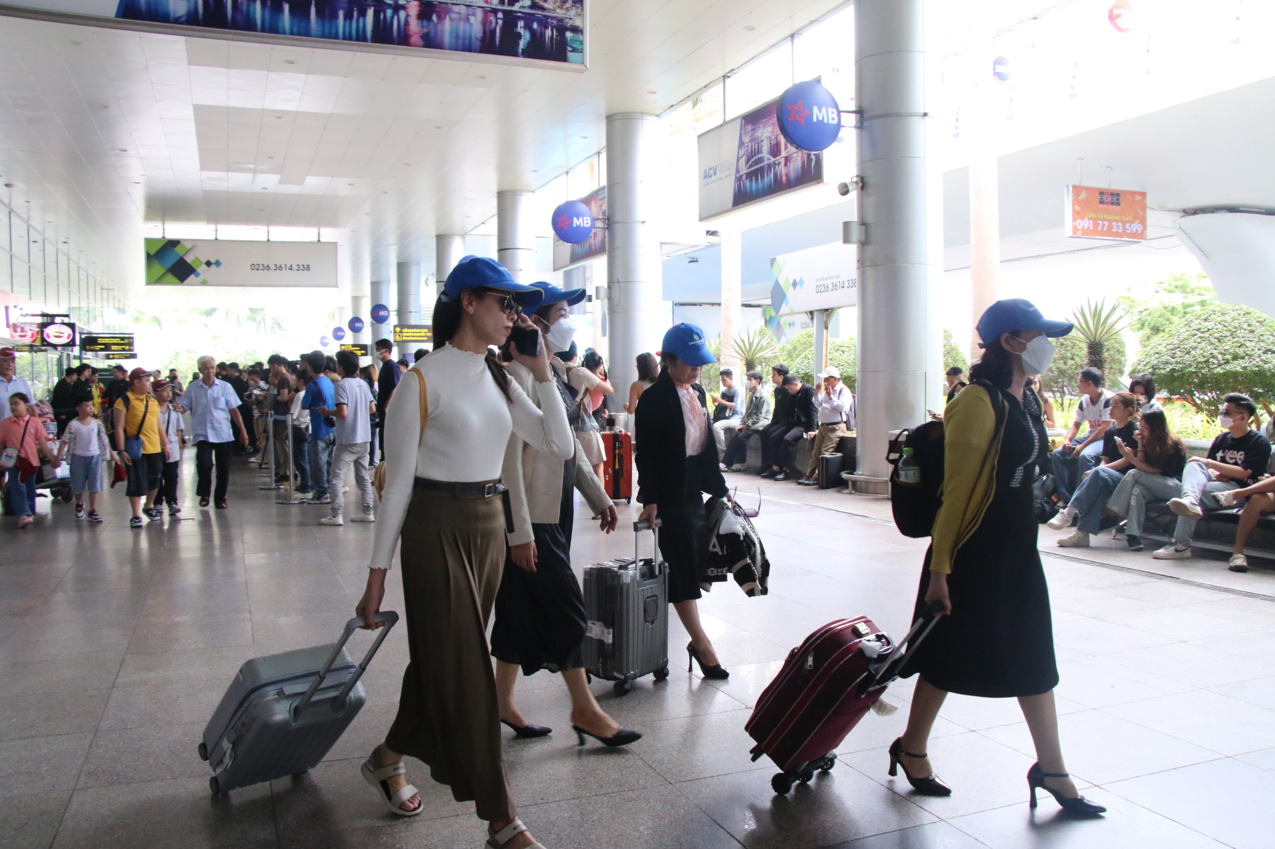 Khung cảnh lạ ở sân bay Tân Sơn Nhất trong ngày đầu nghỉ lễ 30-4, 1-5- Ảnh 17.