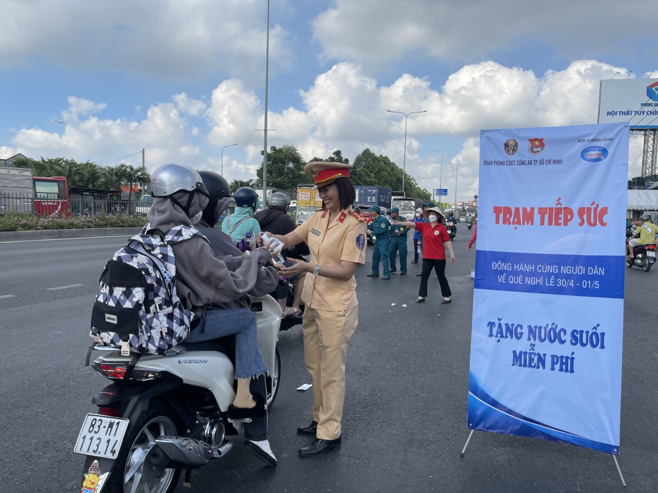CSGT đội nắng tặng nước suối, khăn lạnh cho người đi đường trong ng&agrave;y nghỉ lễ- Ảnh 1.