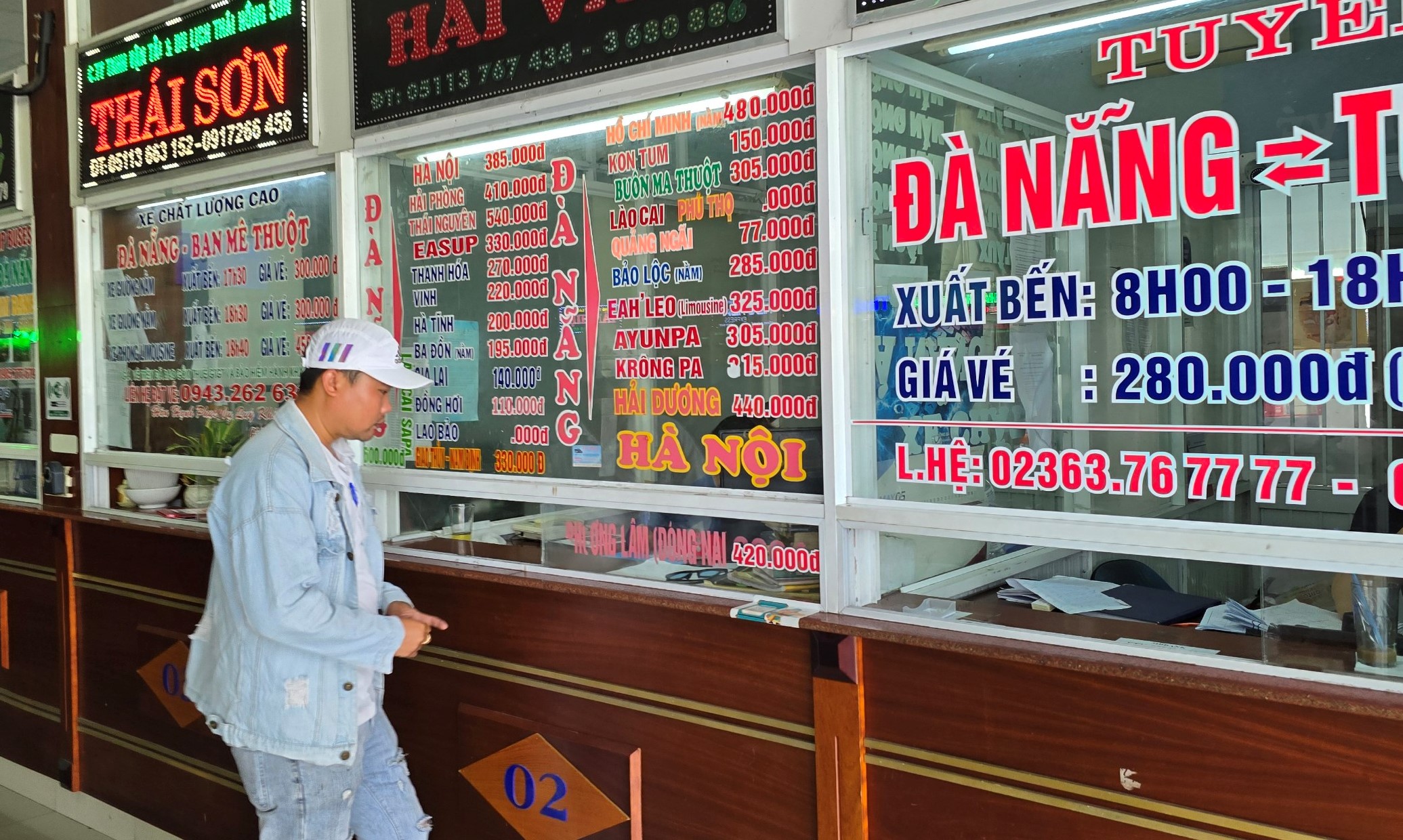 Khung cảnh lạ ở sân bay Tân Sơn Nhất trong ngày đầu nghỉ lễ 30-4, 1-5- Ảnh 6.