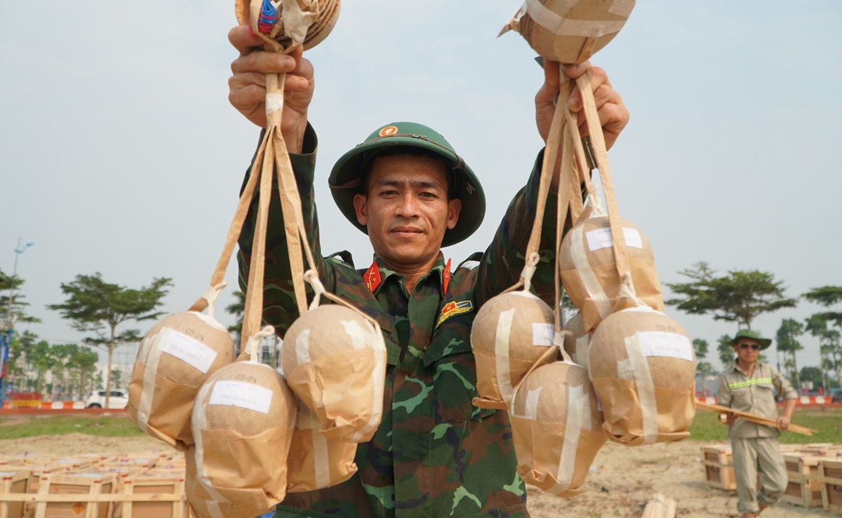 Cận cảnh "trận địa" ph&aacute;o hoa chuẩn bị khai hỏa ở Sầm Sơn- Ảnh 8.