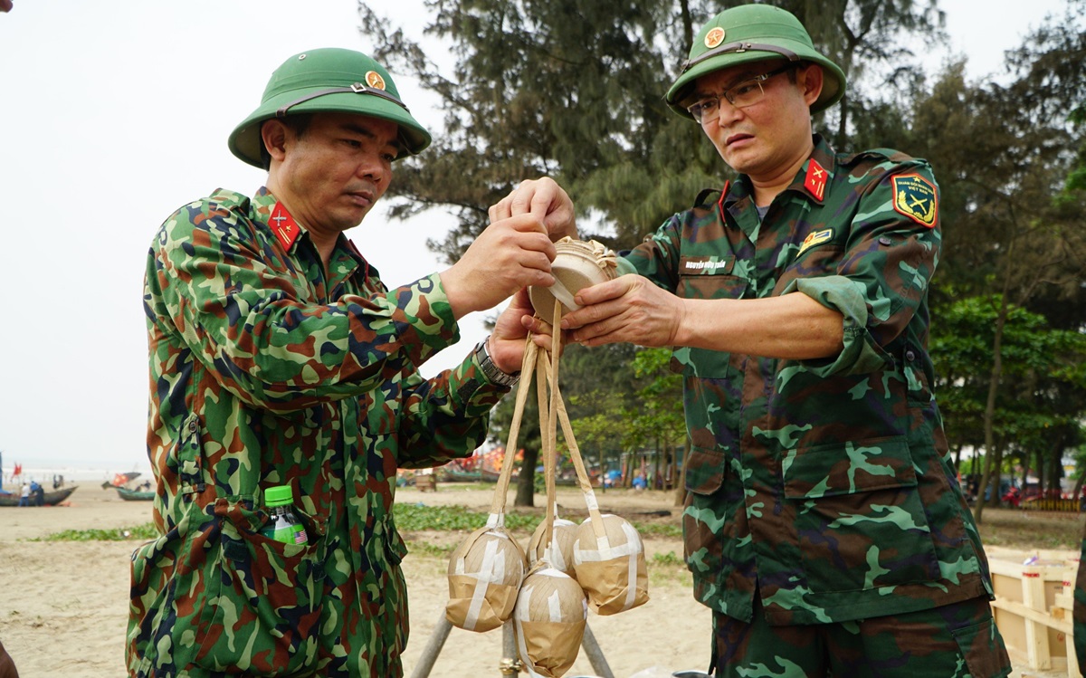 Cận cảnh "trận địa" ph&aacute;o hoa chuẩn bị khai hỏa ở Sầm Sơn- Ảnh 9.