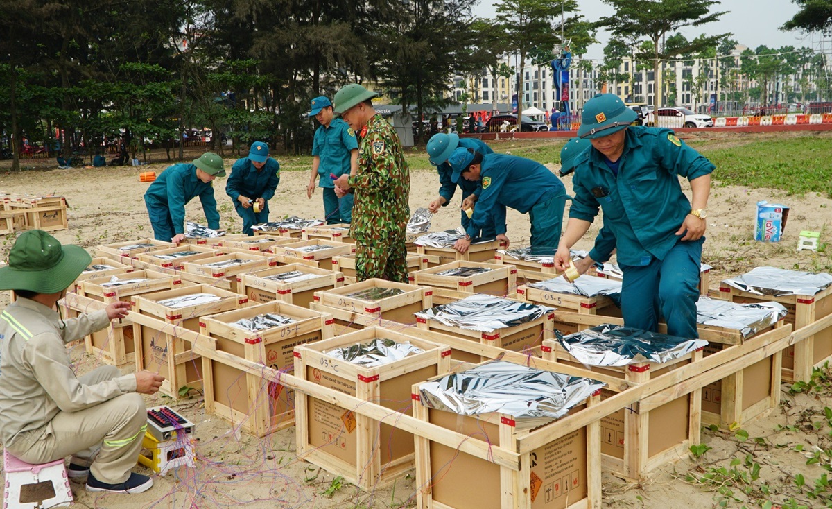 Cận cảnh "trận địa" ph&aacute;o hoa chuẩn bị khai hỏa ở Sầm Sơn- Ảnh 1.