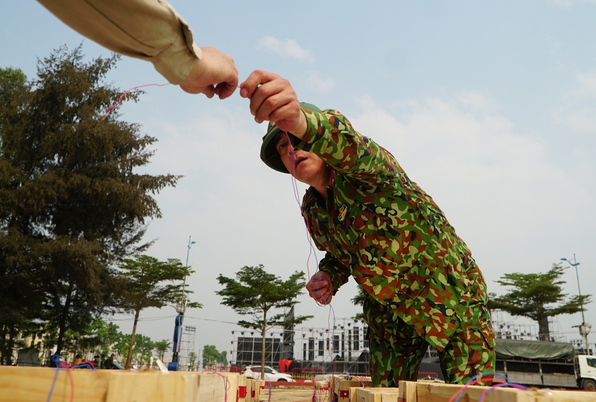 Cận cảnh "trận địa" ph&aacute;o hoa chuẩn bị khai hỏa ở Sầm Sơn- Ảnh 13.
