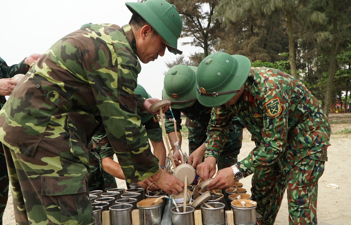 Cận cảnh "trận địa" ph&aacute;o hoa chuẩn bị khai hỏa ở Sầm Sơn- Ảnh 11.