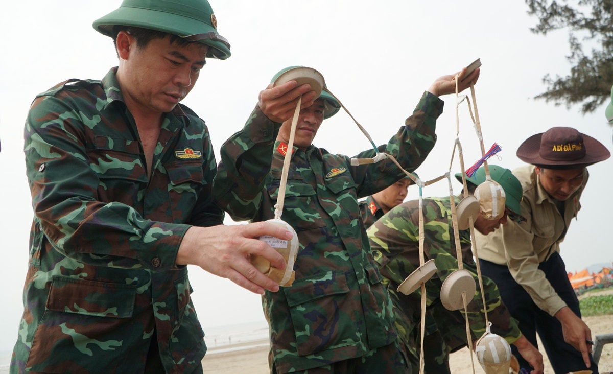 Cận cảnh "trận địa" ph&aacute;o hoa chuẩn bị khai hỏa ở Sầm Sơn- Ảnh 5.