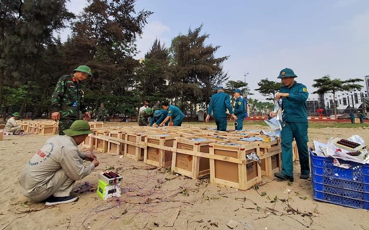 Cận cảnh "trận địa" ph&aacute;o hoa chuẩn bị khai hỏa ở Sầm Sơn- Ảnh 4.