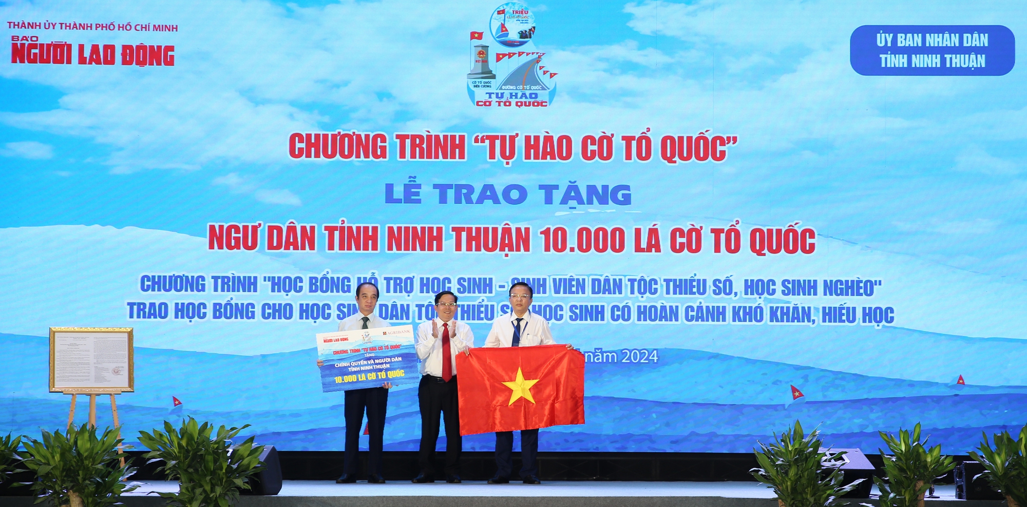 Cờ Tổ quốc đồng h&agrave;nh với xứ sở nắng gi&oacute;- Ảnh 3.