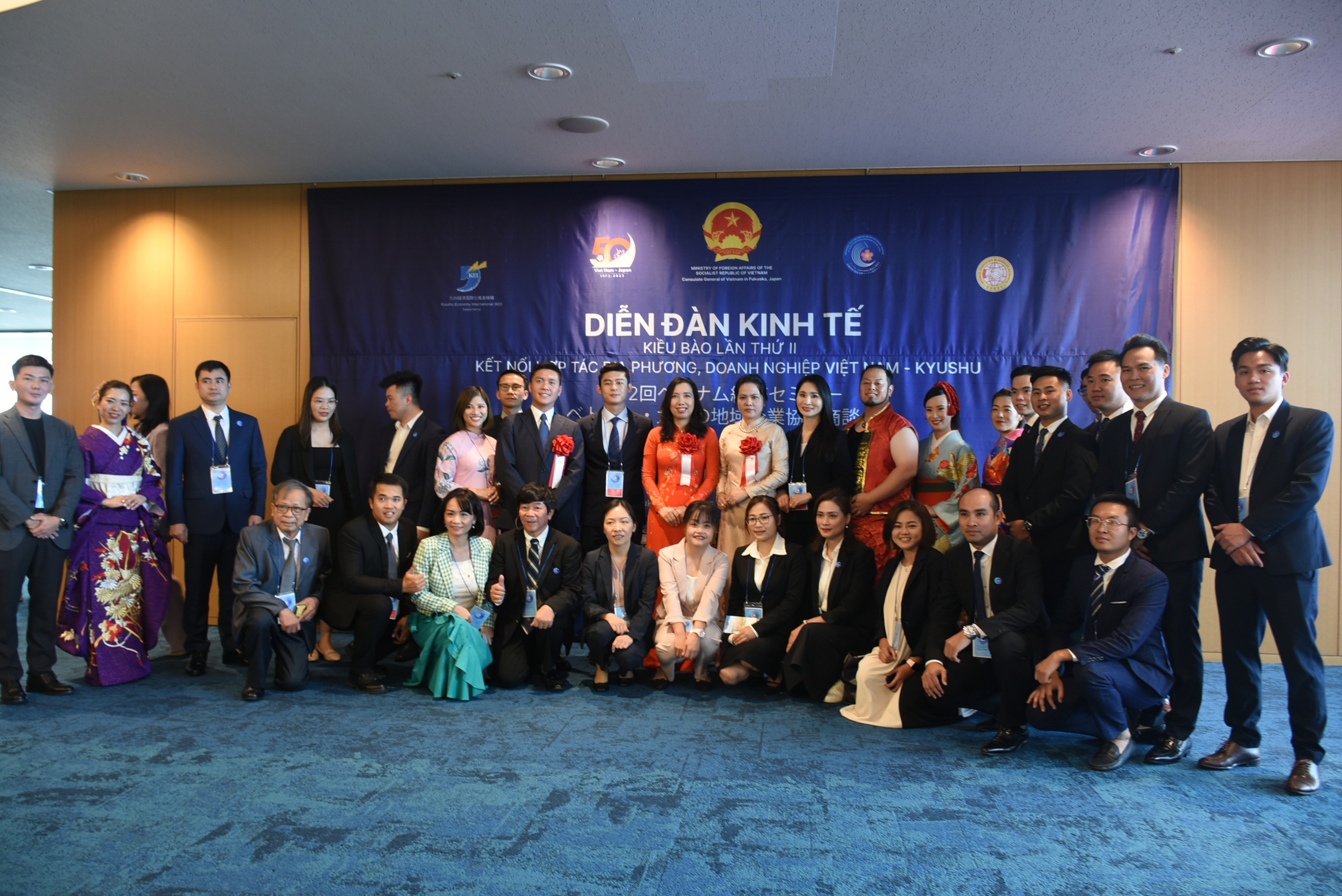 Thứ trưởng L&ecirc; Thị Thu Hằng c&ugrave;ng c&aacute;c đại biểu tham dự &ldquo;Diễn đ&agrave;n Kinh tế Kiều b&agrave;o lần thứ II: Kết nối địa phương, doanh nghiệp Việt Nam - Kyushu&rdquo; tại Nhật Bản. (Ảnh do nh&acirc;n vật cung cấp)