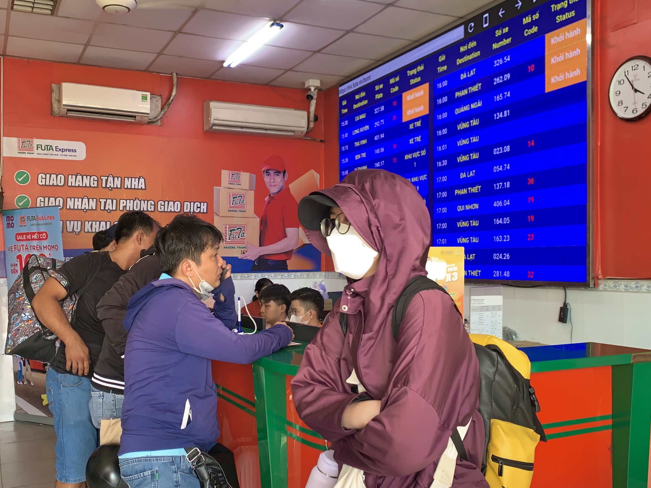 H&igrave;nh ảnh 3 bến xe lớn ở TP HCM từ s&aacute;ng đến trưa 28-4- Ảnh 1.