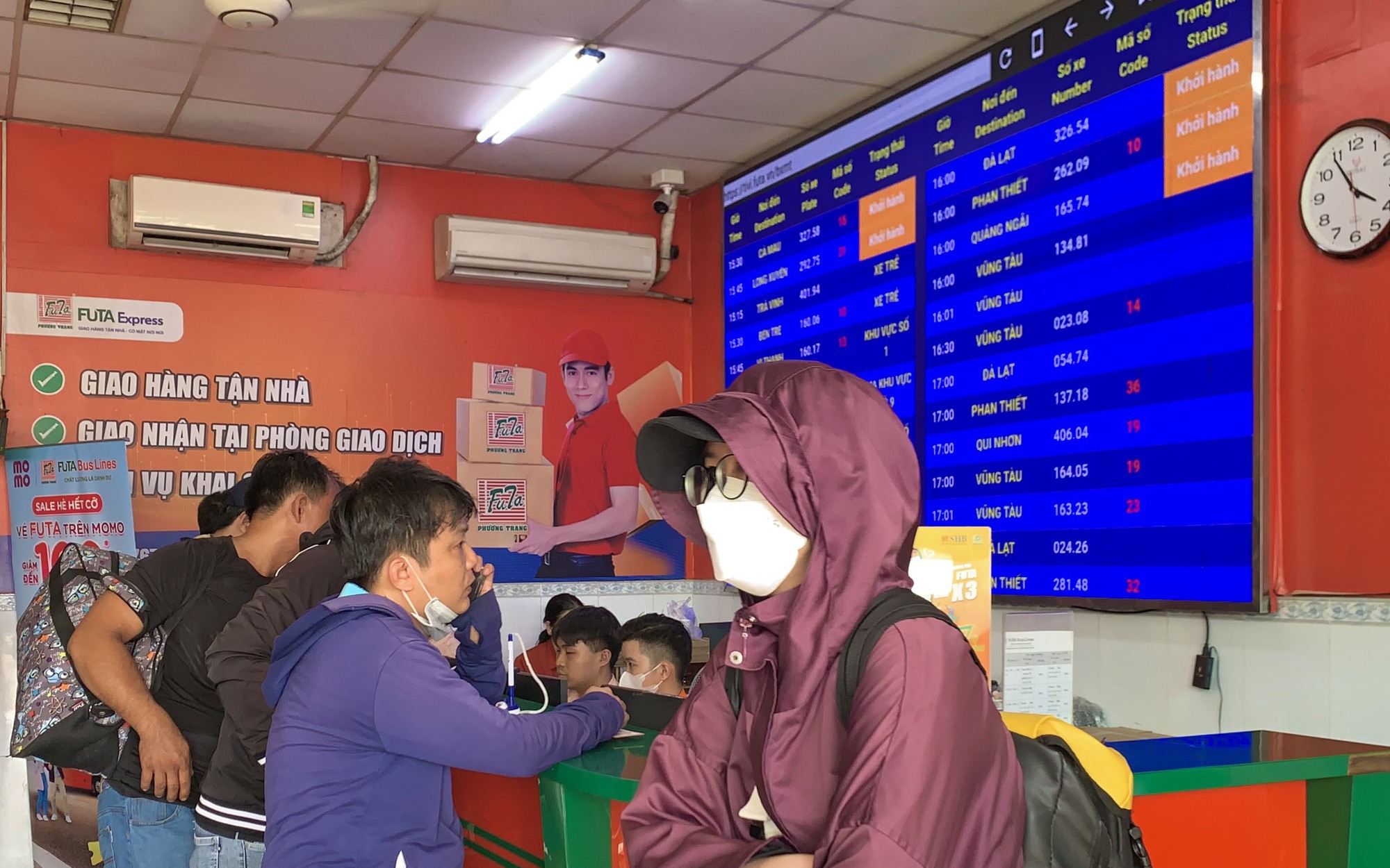 Hình ảnh 3 bến xe lớn ở TP HCM từ sáng đến trưa 28-4
