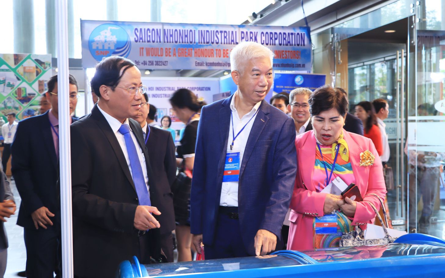 Cậu bé bán hàng rong thành ông chủ tập đoàn quốc tế