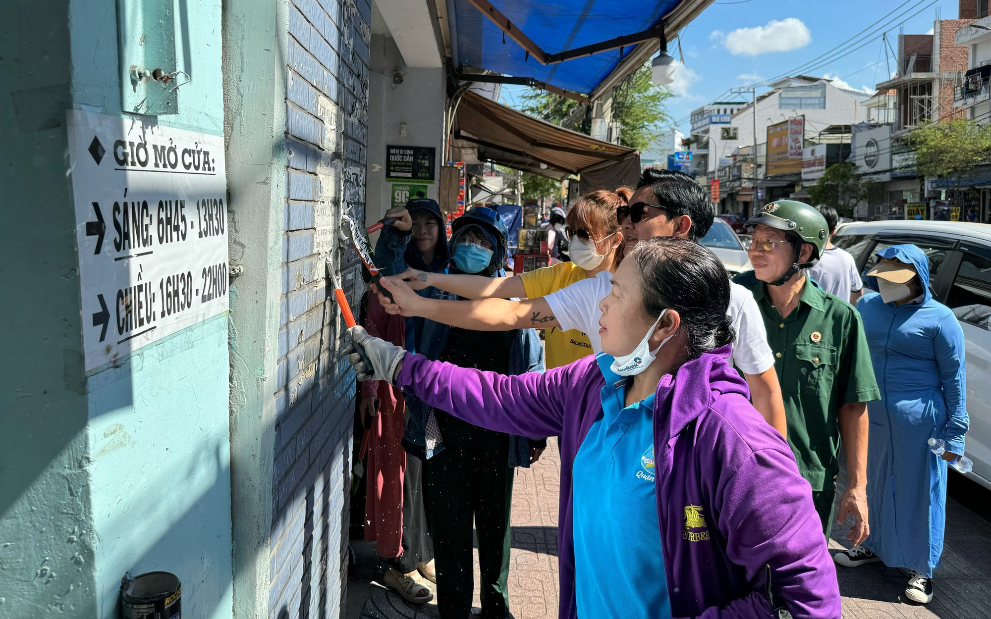 Cặp đôi nghệ sĩ Thành Đạt và Hải Băng xuống đường bóc xóa quảng cáo sai quy định