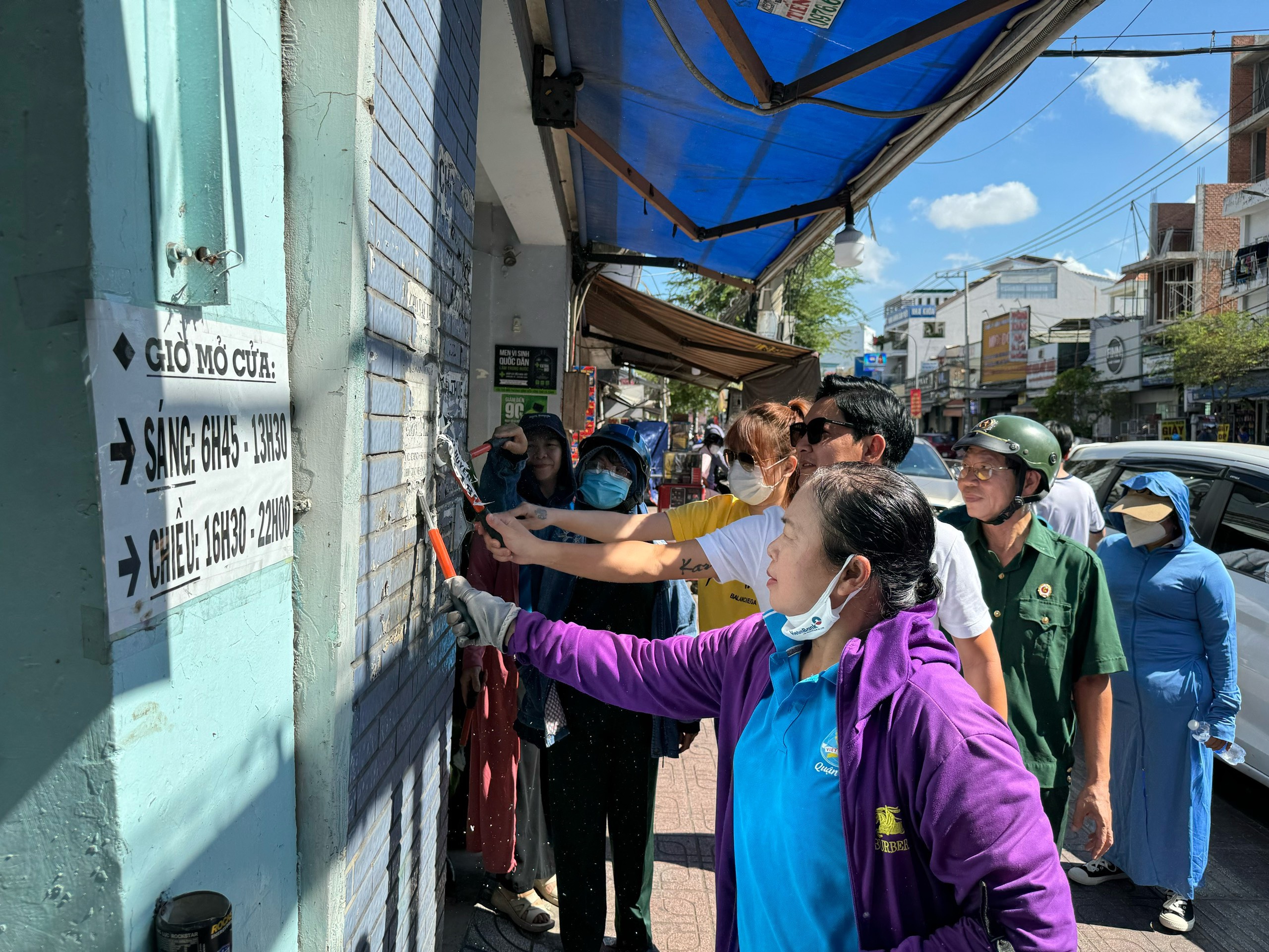 Cặp đ&ocirc;i nghệ sĩ Th&agrave;nh Đạt v&agrave; Hải Băng xuống đường b&oacute;c x&oacute;a quảng c&aacute;o sai quy định- Ảnh 1.