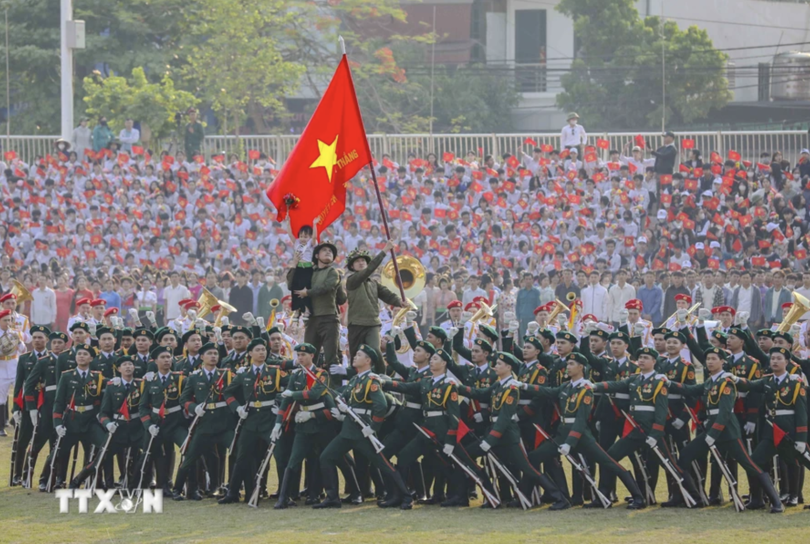 Hơn 12.000 người hợp luyện diễu binh, diễu h&agrave;nh tr&ecirc;n đường phố Điện Bi&ecirc;n Phủ- Ảnh 1.