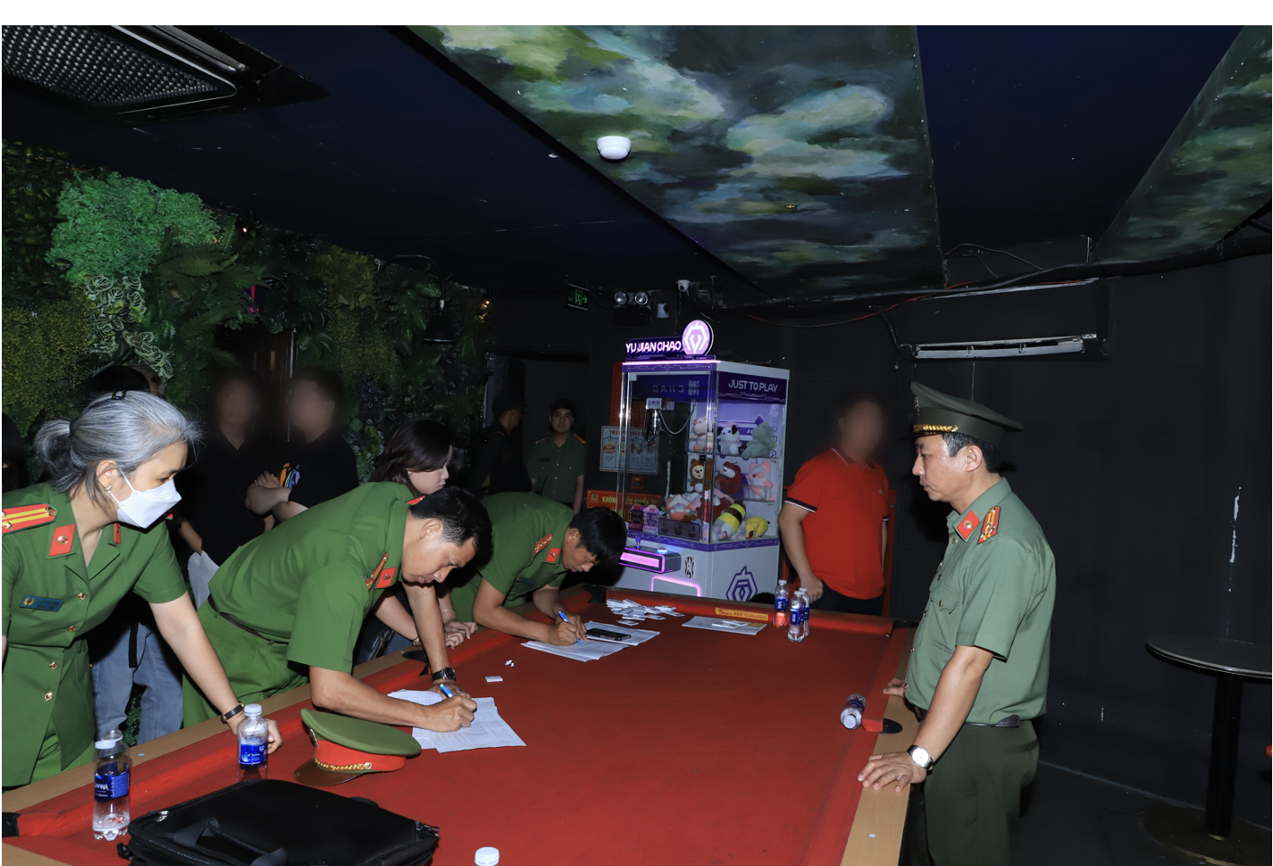 C&ocirc;ng an Đồng Nai kiểm tra  loạt qu&aacute;n bar, vũ trường, beer club &ldquo;tr&aacute; h&igrave;nh&rdquo;- Ảnh 7.
