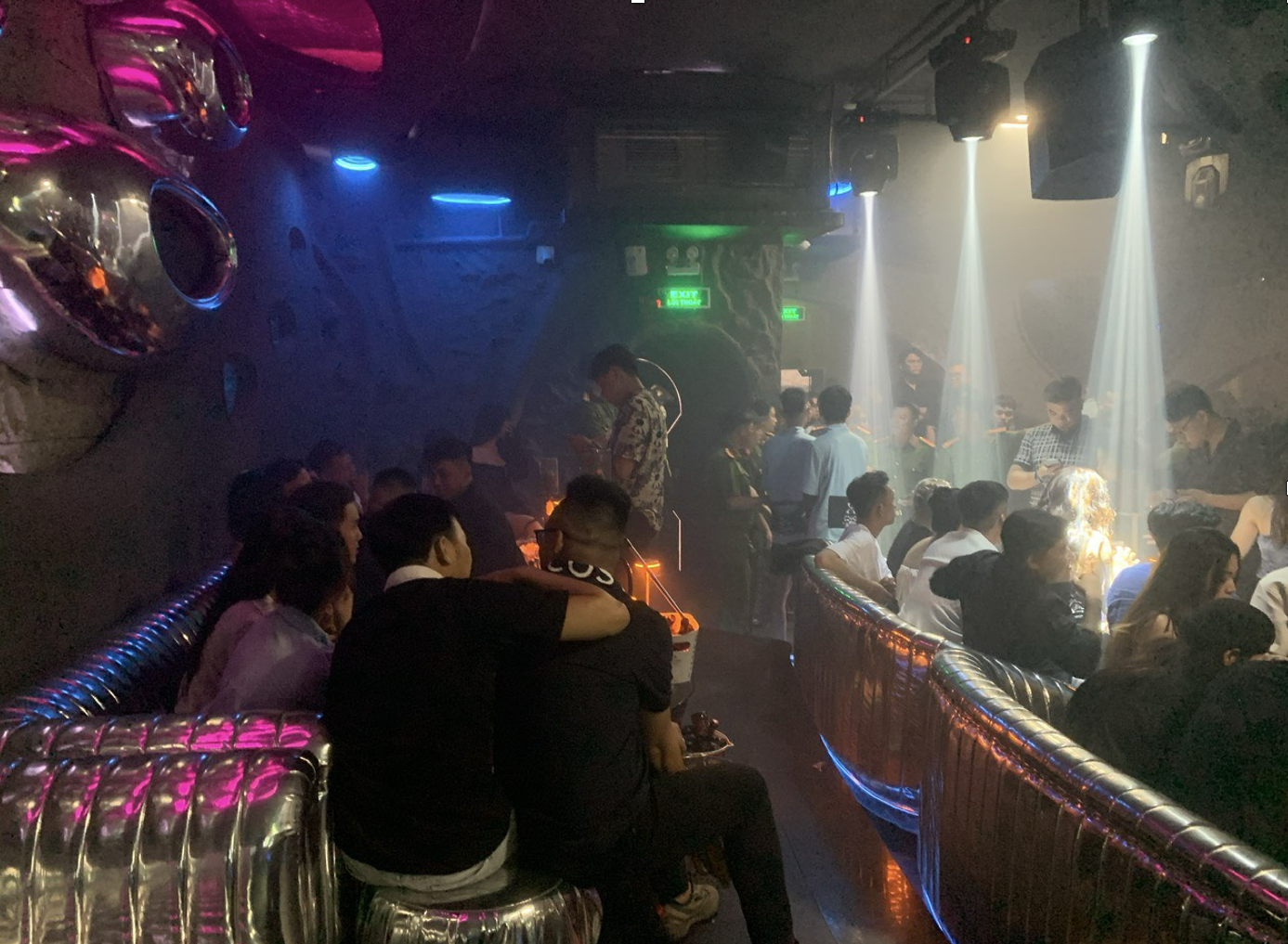 C&ocirc;ng an Đồng Nai kiểm tra  loạt qu&aacute;n bar, vũ trường, beer club &ldquo;tr&aacute; h&igrave;nh&rdquo;- Ảnh 3.