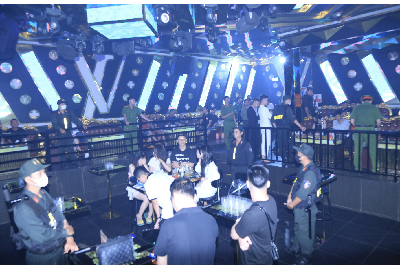 C&ocirc;ng an Đồng Nai kiểm tra  loạt qu&aacute;n bar, vũ trường, beer club &ldquo;tr&aacute; h&igrave;nh&rdquo;- Ảnh 1.