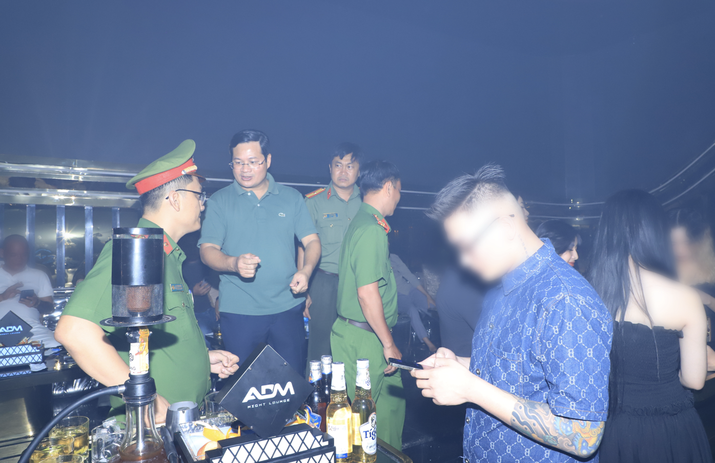 C&ocirc;ng an Đồng Nai kiểm tra  loạt qu&aacute;n bar, vũ trường, beer club &ldquo;tr&aacute; h&igrave;nh&rdquo;- Ảnh 2.