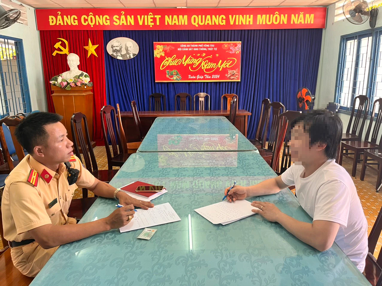 Vụ du kh&aacute;ch t&egrave; bậy tr&ecirc;n k&egrave; biển Vũng T&agrave;u g&acirc;y bức x&uacute;c: C&ocirc;ng an mời l&ecirc;n l&agrave;m việc - Ảnh 1.