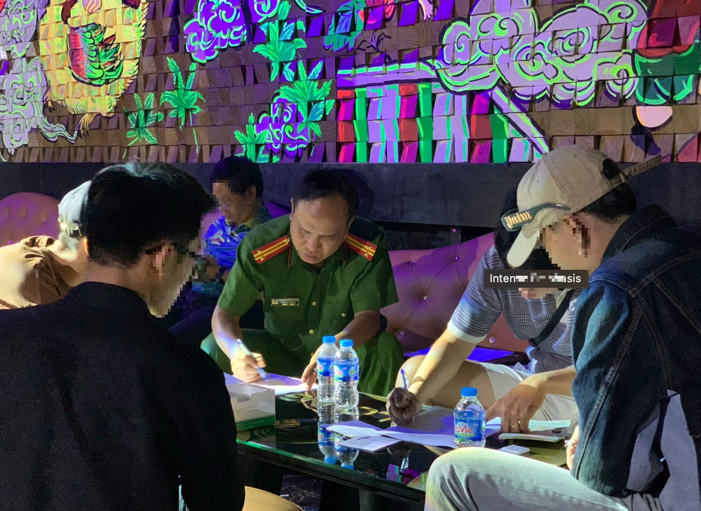 C&ocirc;ng an Đồng Nai kiểm tra  loạt qu&aacute;n bar, vũ trường, beer club &ldquo;tr&aacute; h&igrave;nh&rdquo;- Ảnh 4.