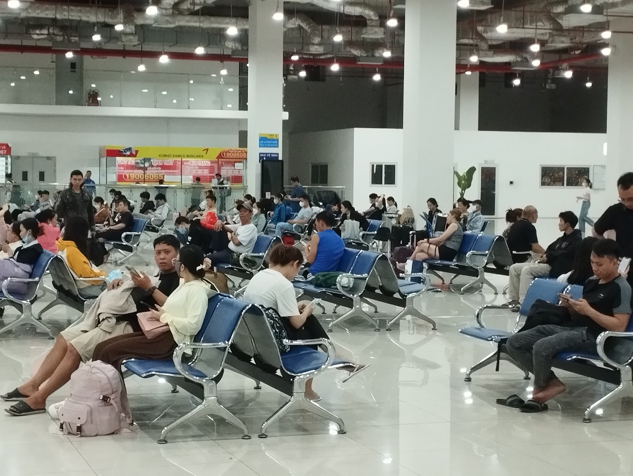 H&igrave;nh ảnh 3 bến xe lớn ở TP HCM từ s&aacute;ng đến trưa 28-4- Ảnh 8.